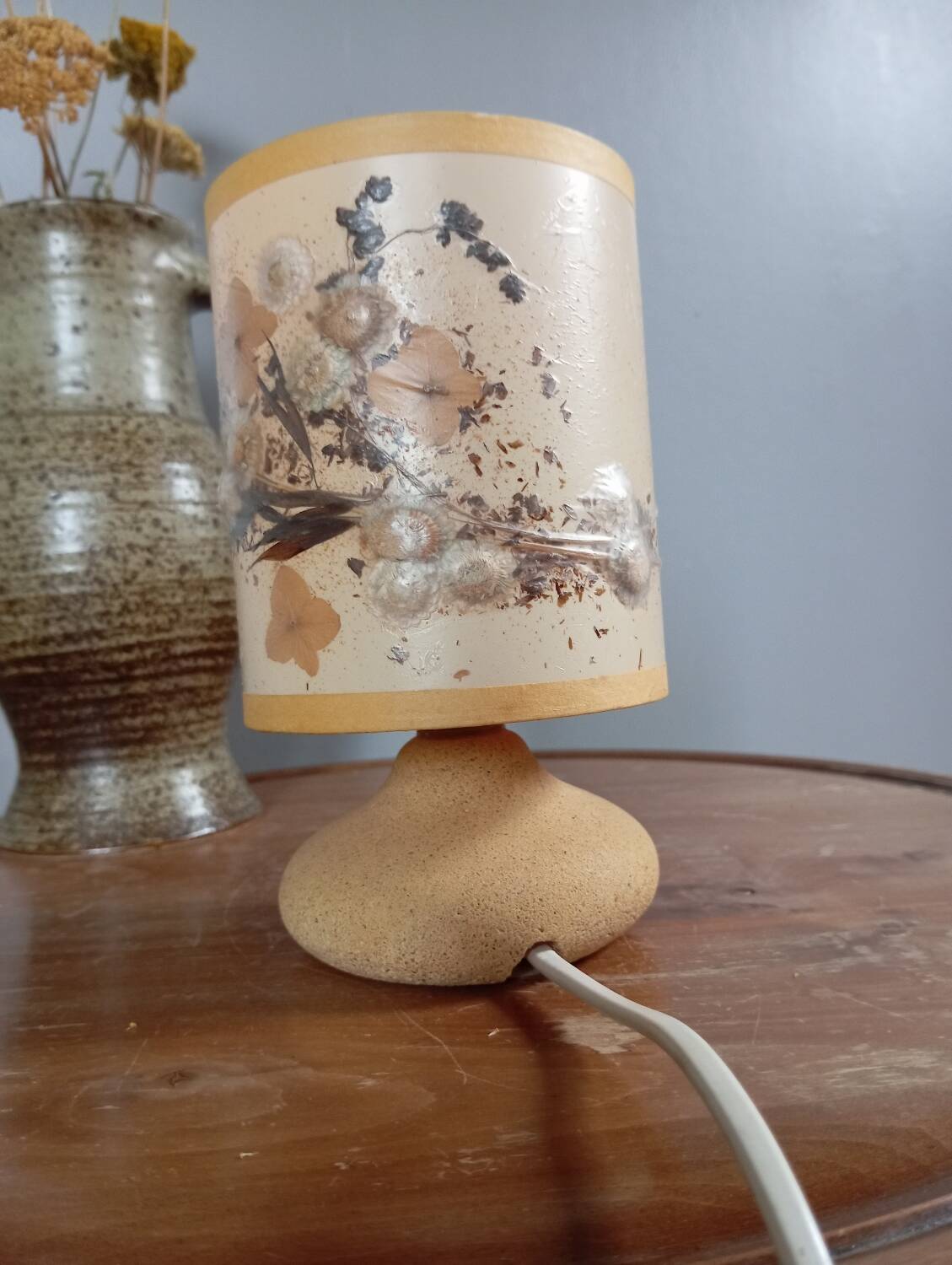 Mini lampe pierre, abat-jour incrustation fleurs séchées vintage 70