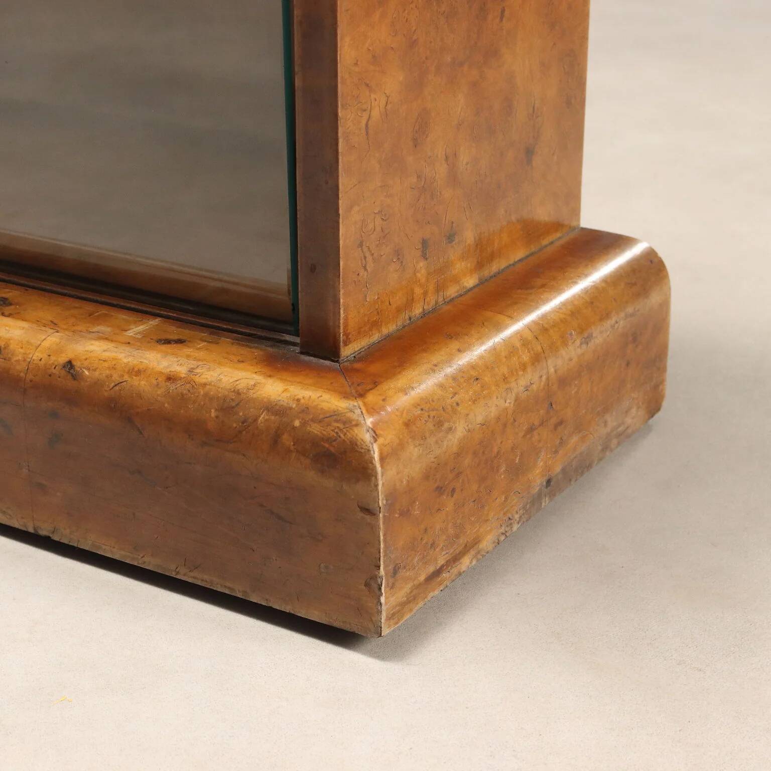 Antique Art Deco display cabinet in walnut and maple veneer, 20th century.