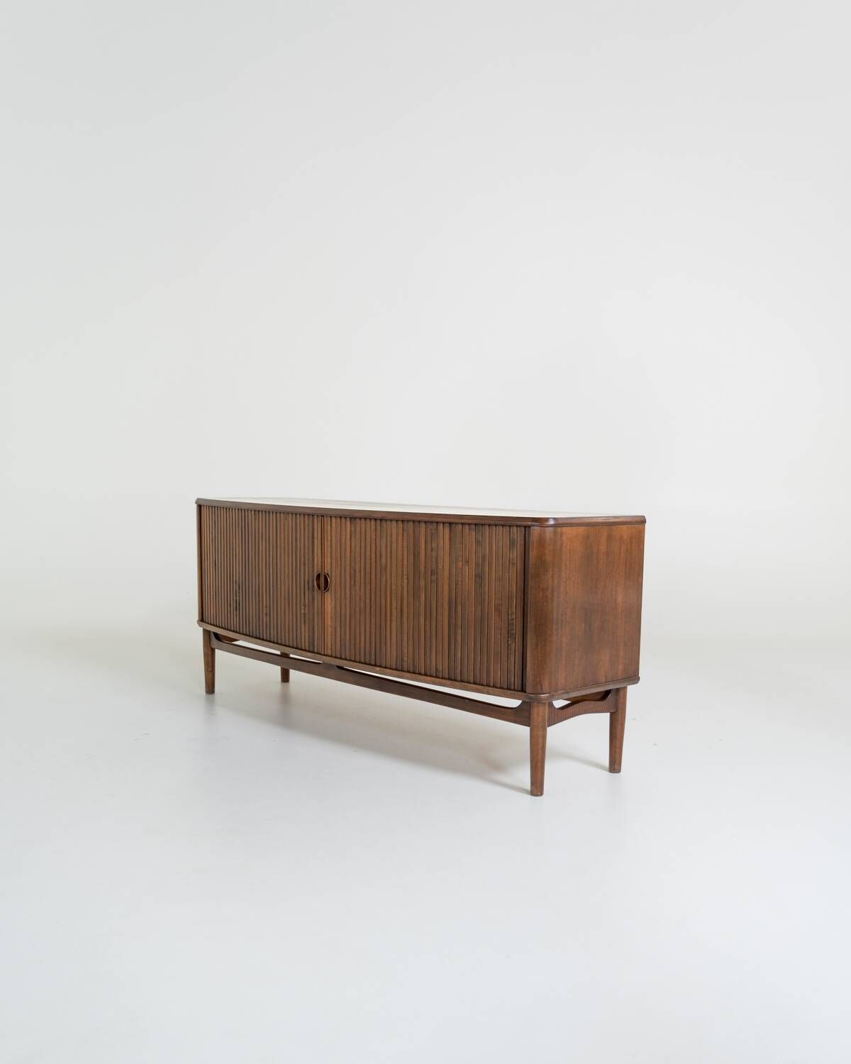Buffet en noyer par Kurt Olsen pour Andersen & Bohm, Danemark, années 1950.