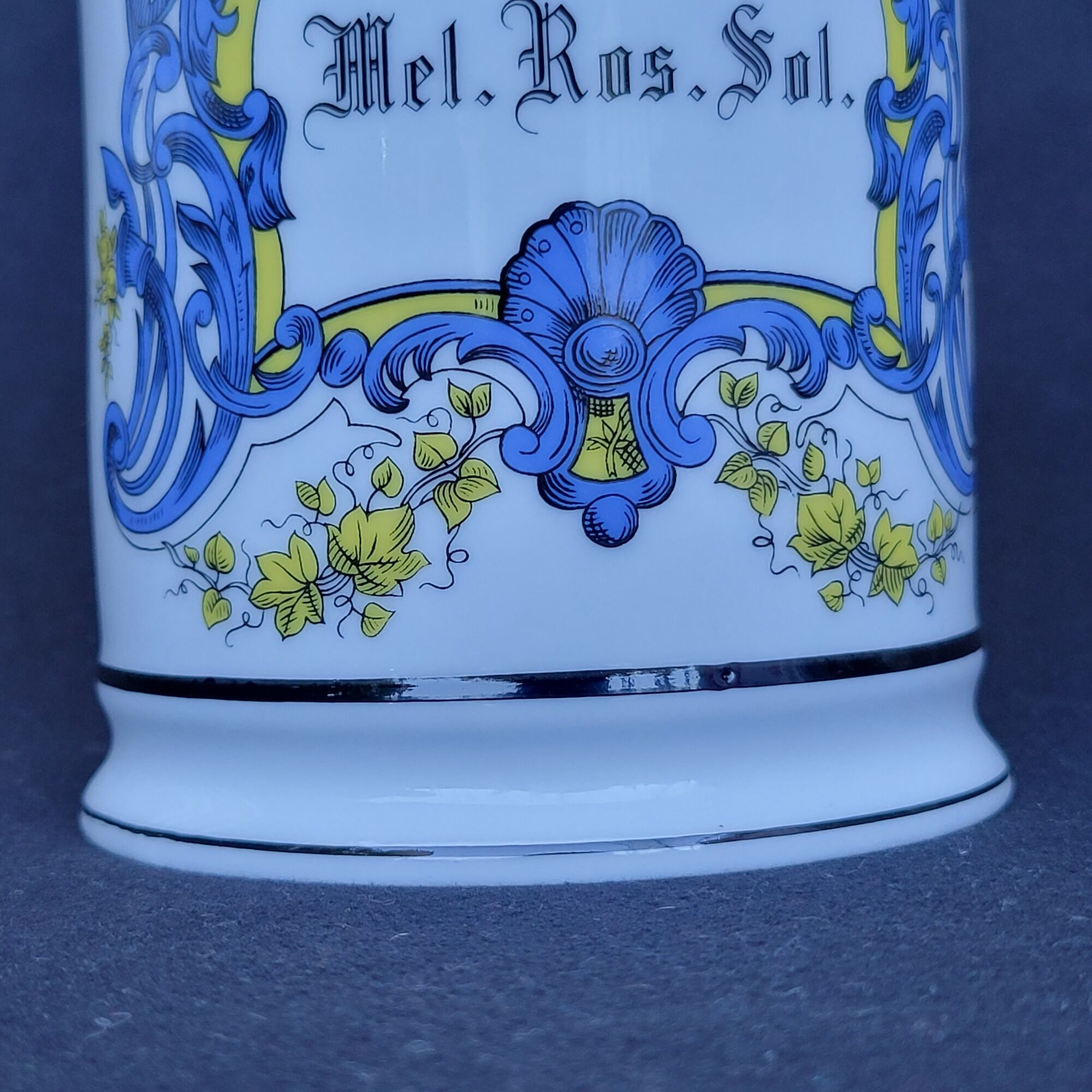 Apothecary pharmacy pot in Mel porcelain. Ros. Ground.