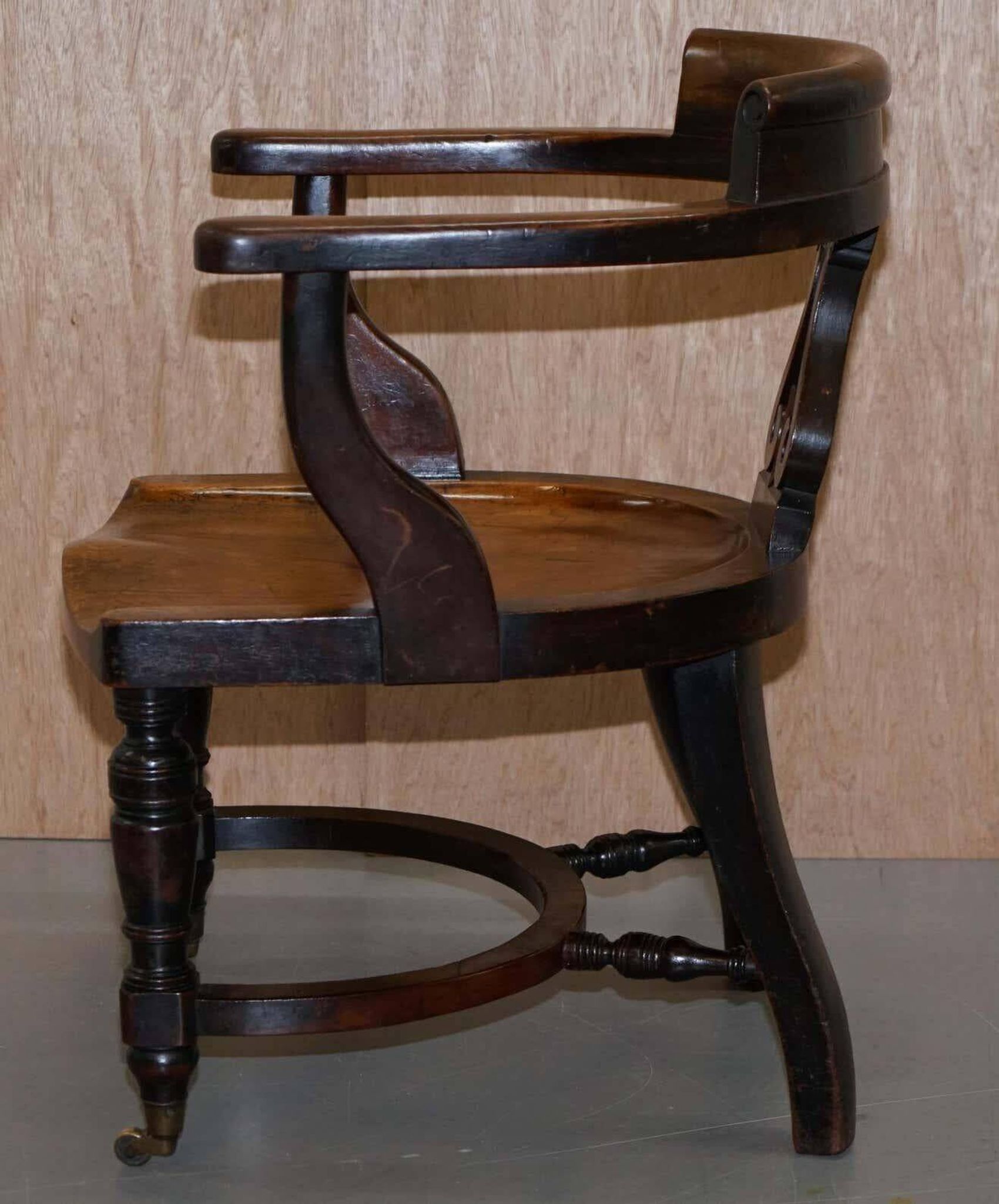 Chaise de capitaine victorienne en noyer d'Eton College