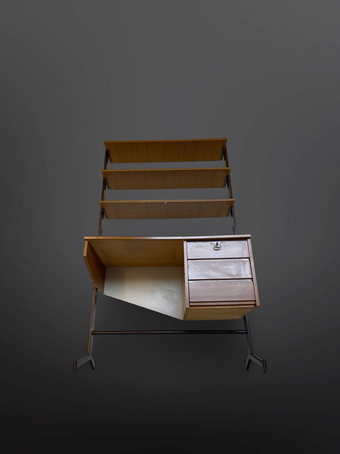 Bibliothèque italienne du milieu du siècle avec bureau.