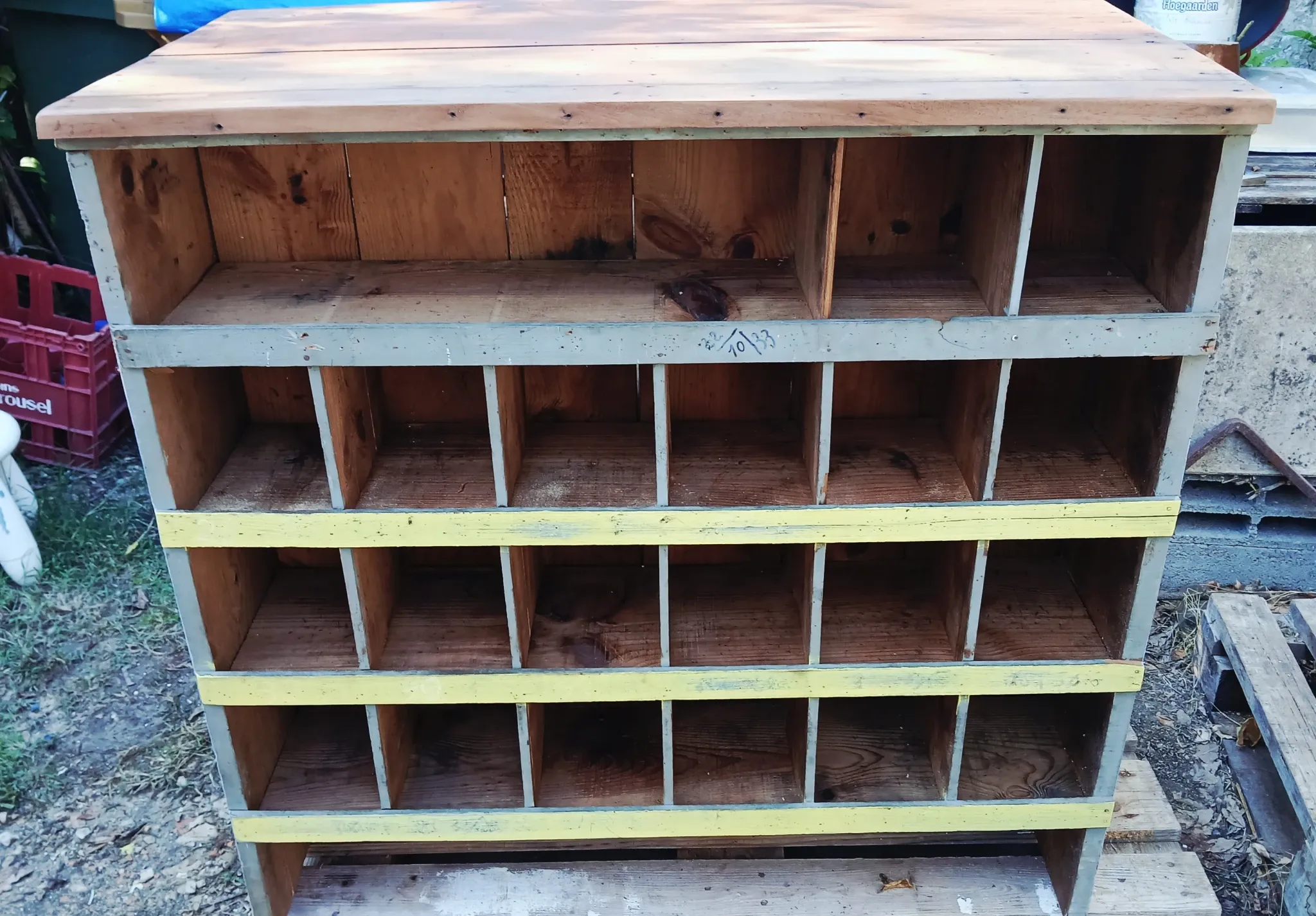 Workshop furniture with double-sided lockers