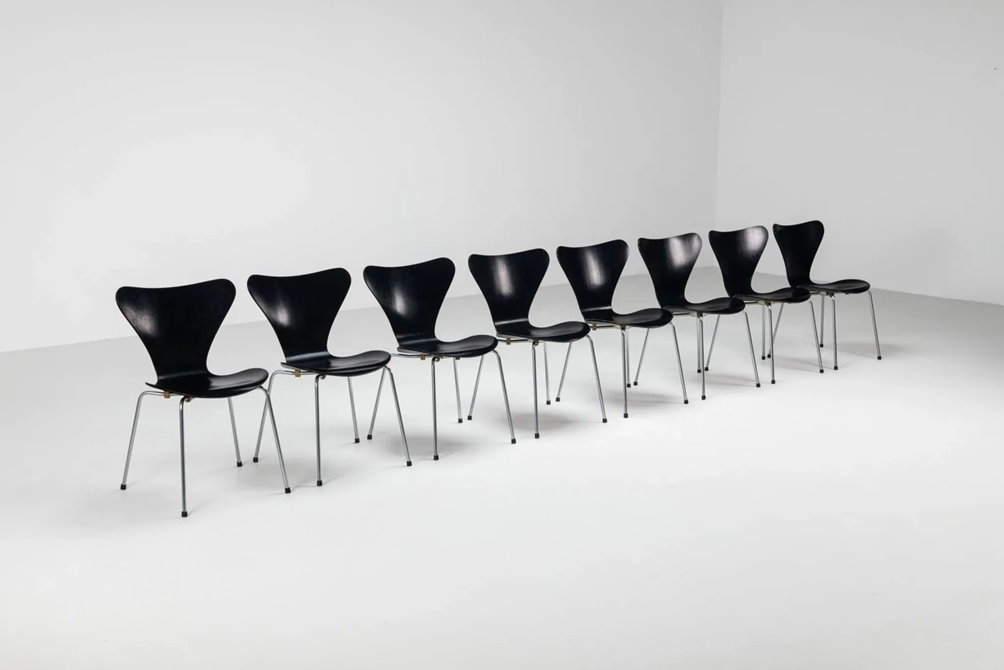 Arne Jacobsen set of eight 3107 Butterfly dining chairs Fritz Hansen Denmark 1967