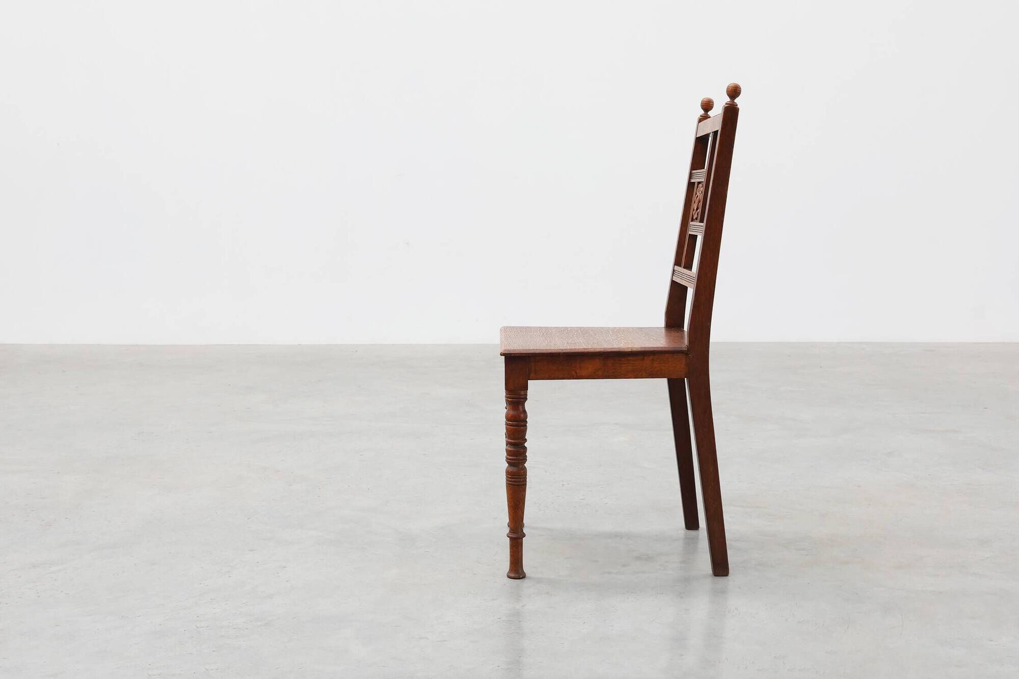 Art Deco oak side chair with carved rosette back and turned front legs, Bel