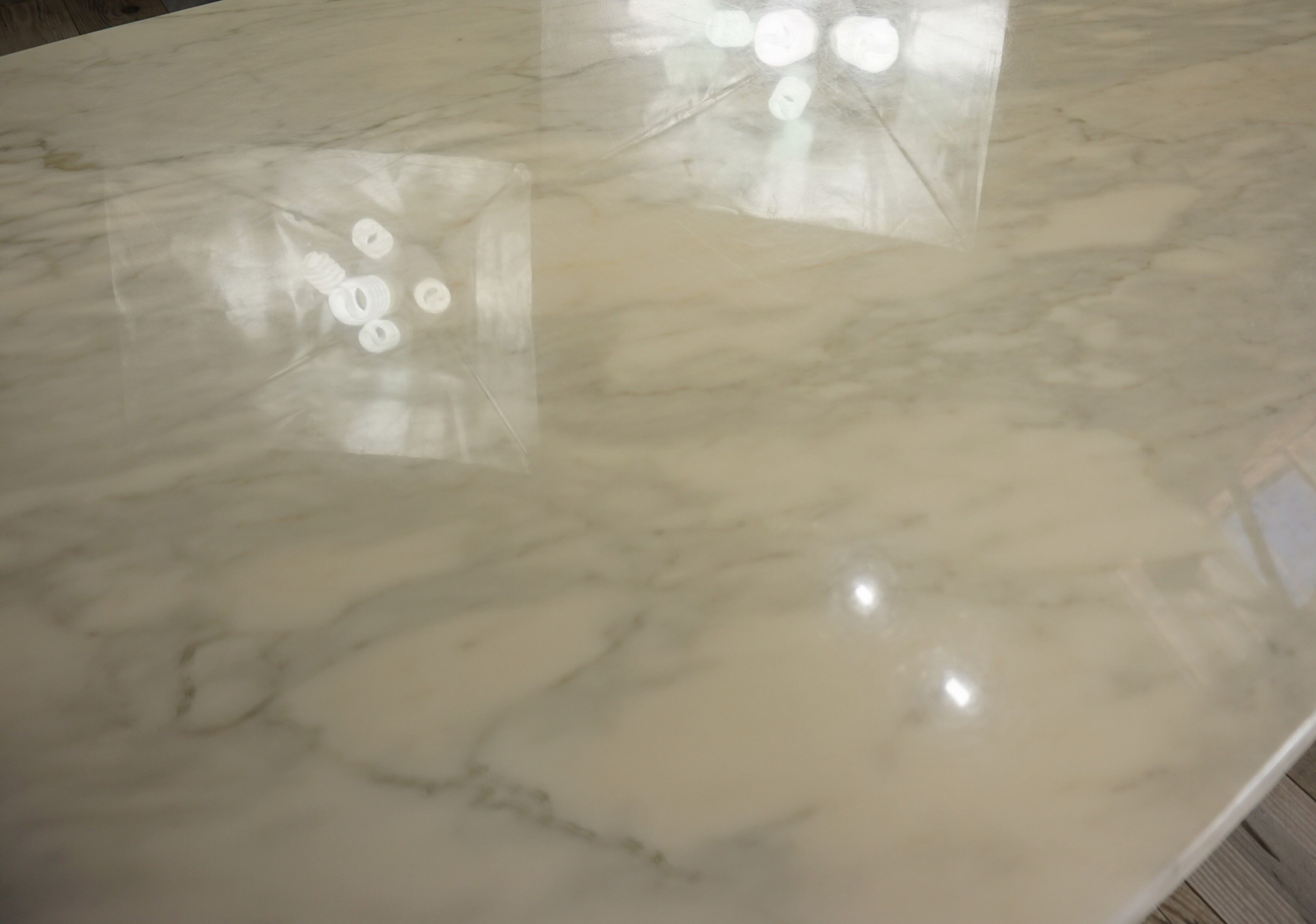 Oval coffee table in Italian-designed marble from the 1970s