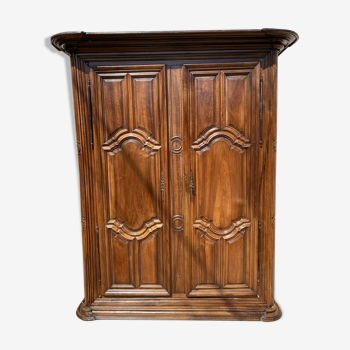 Armoire en noyer massif