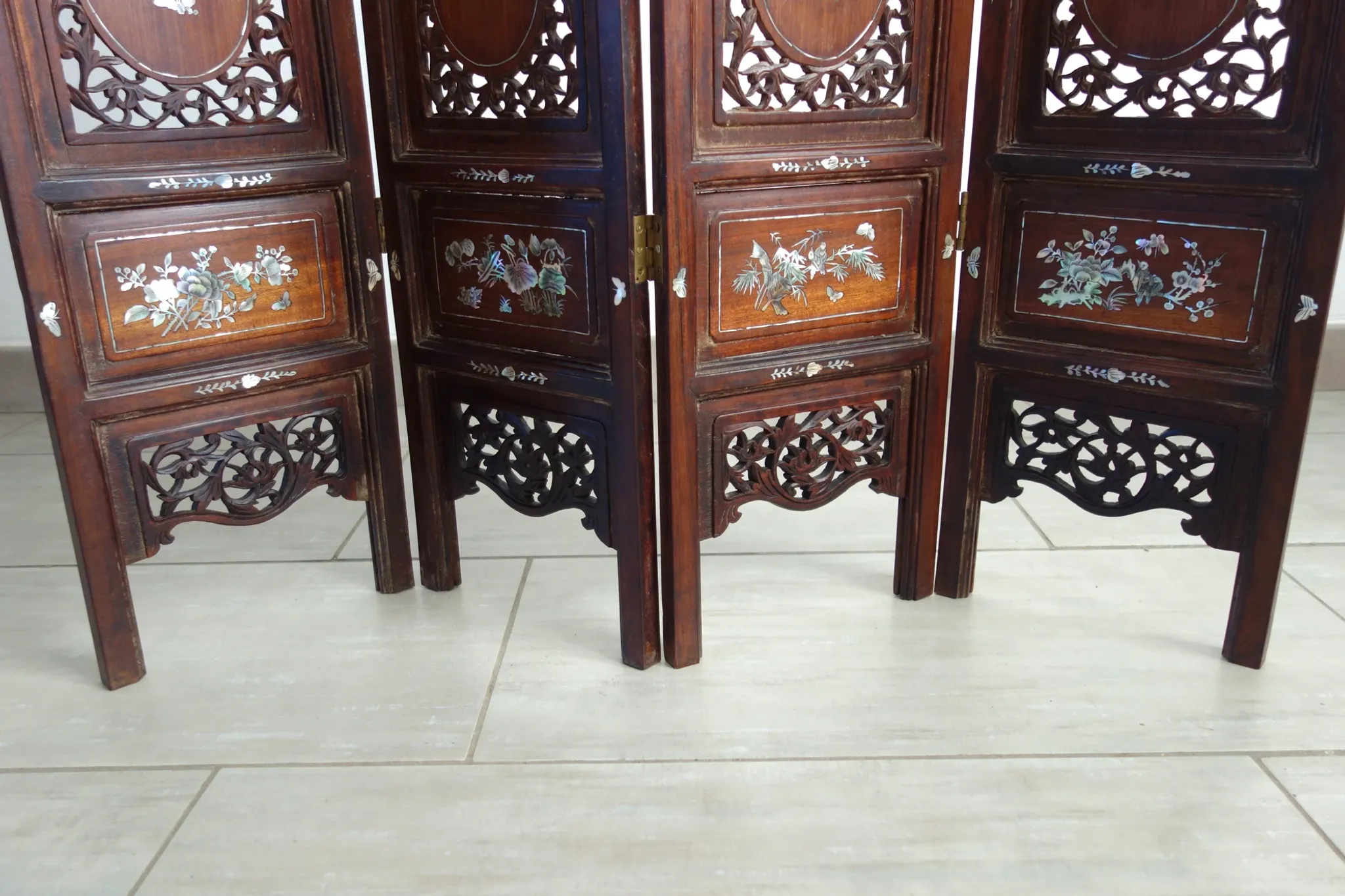 Asian screen in carved wood and mother-of-pearl marquetry.