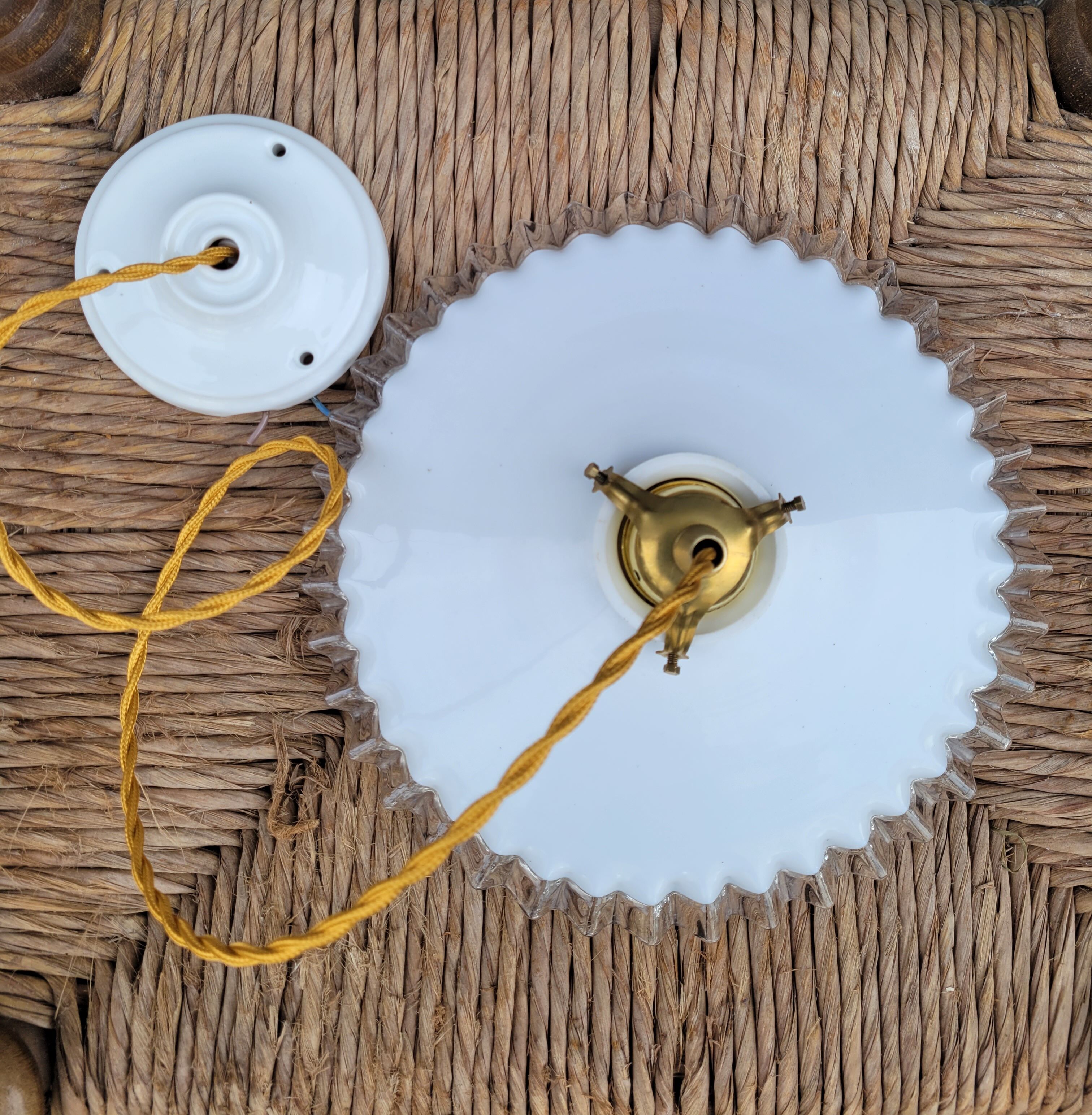 Serrated opaline suspension