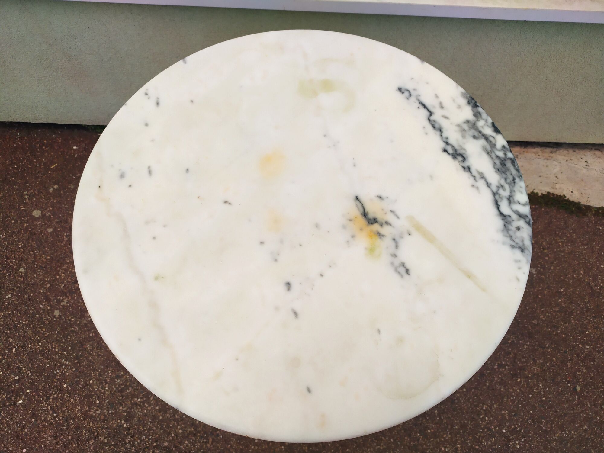 Bistro table in round marble of Parisian brasserie
