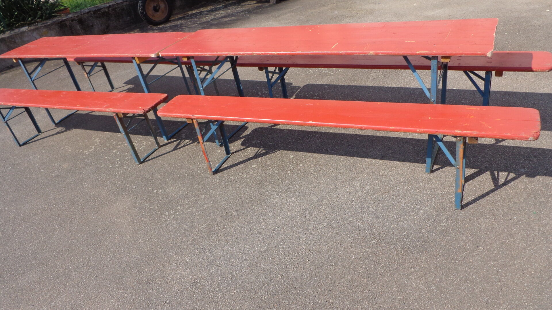 Duo de tables avec bancs de brasserie