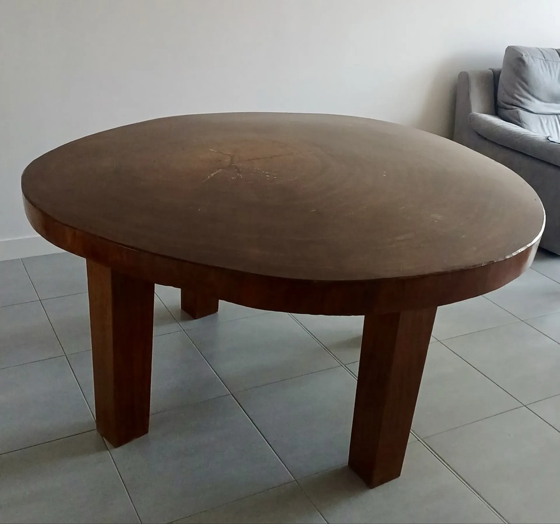 Round table in solid wood