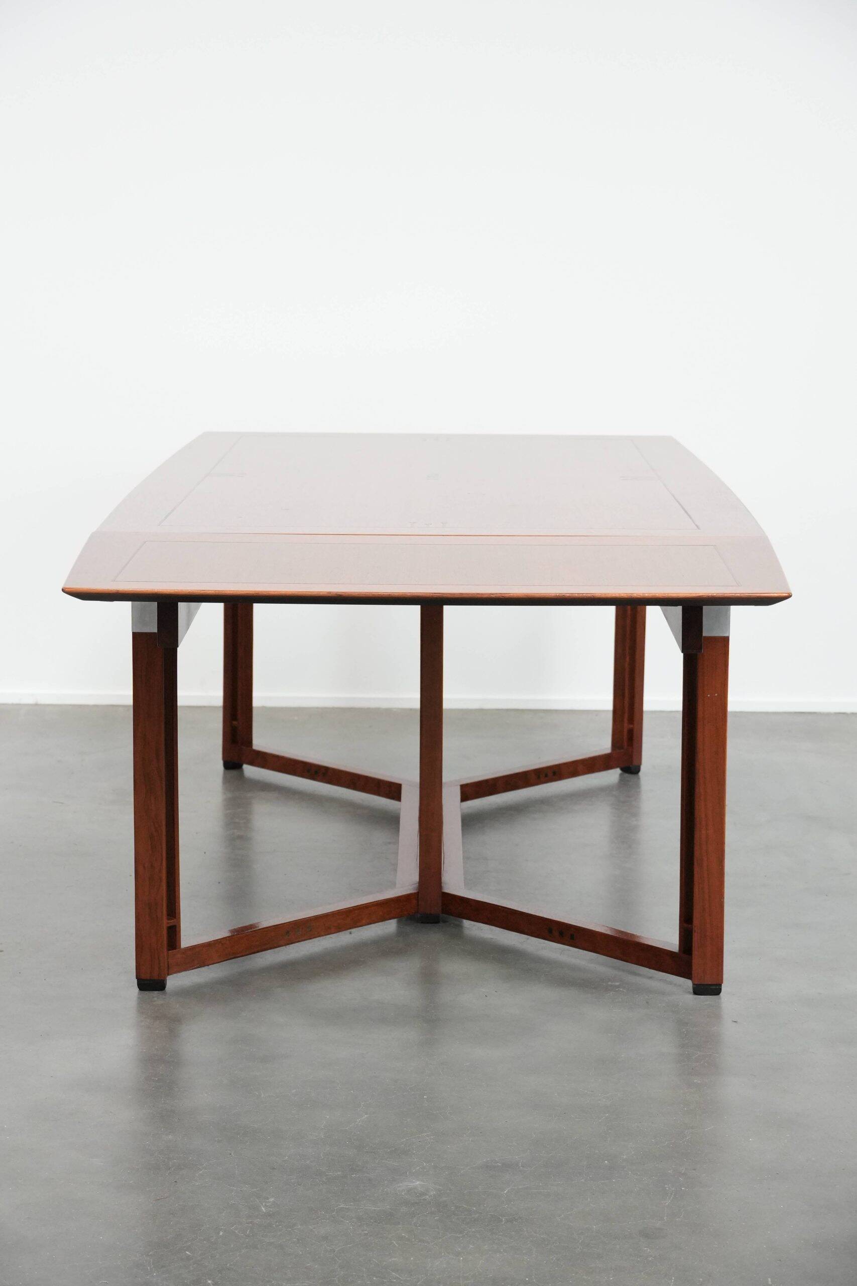 Beautiful and extendable Art Deco design dining table for 6 to 8 people