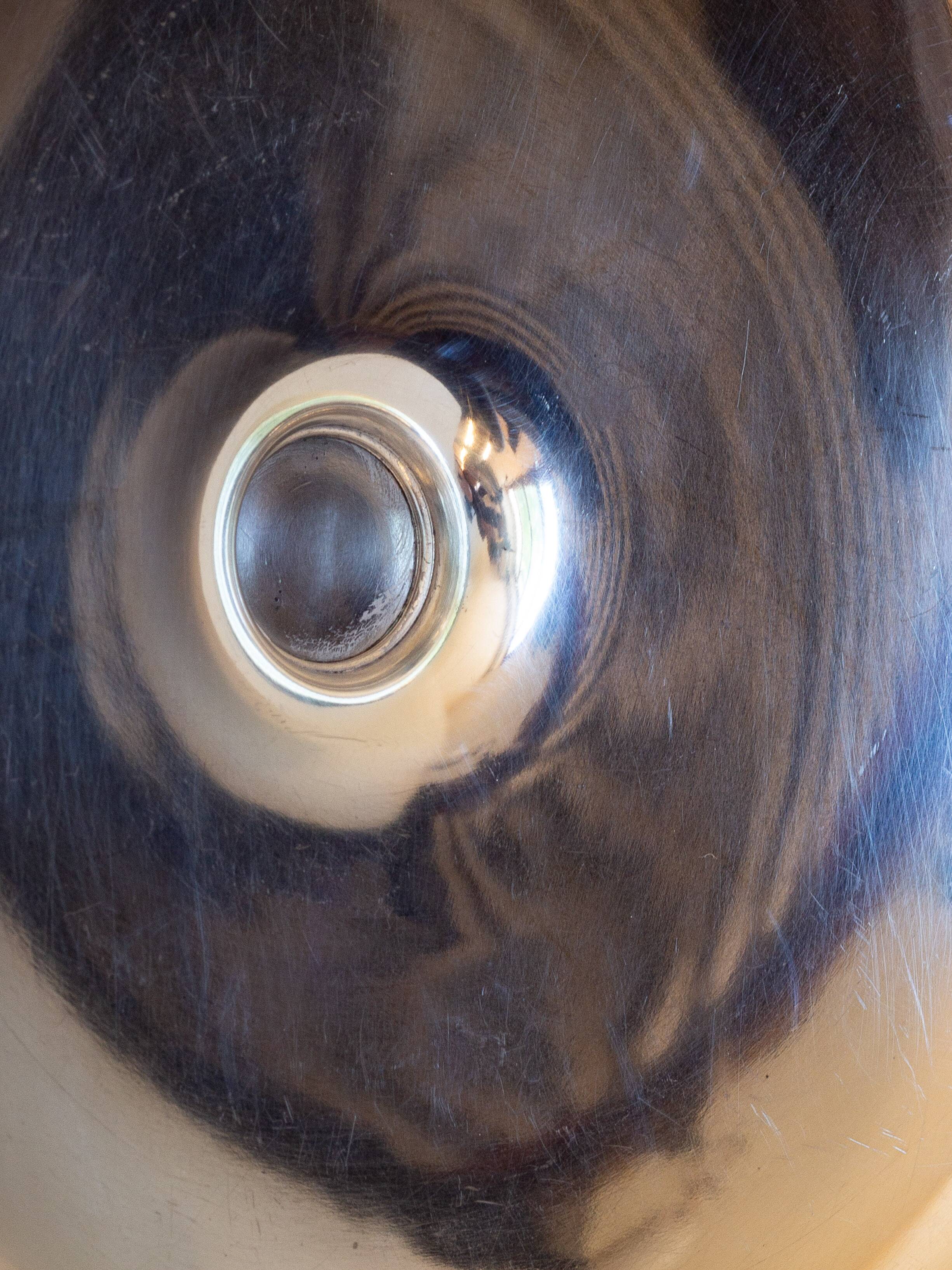 Servant, Cup on foot in white alloy metal, 1st quarter of the 20th century.