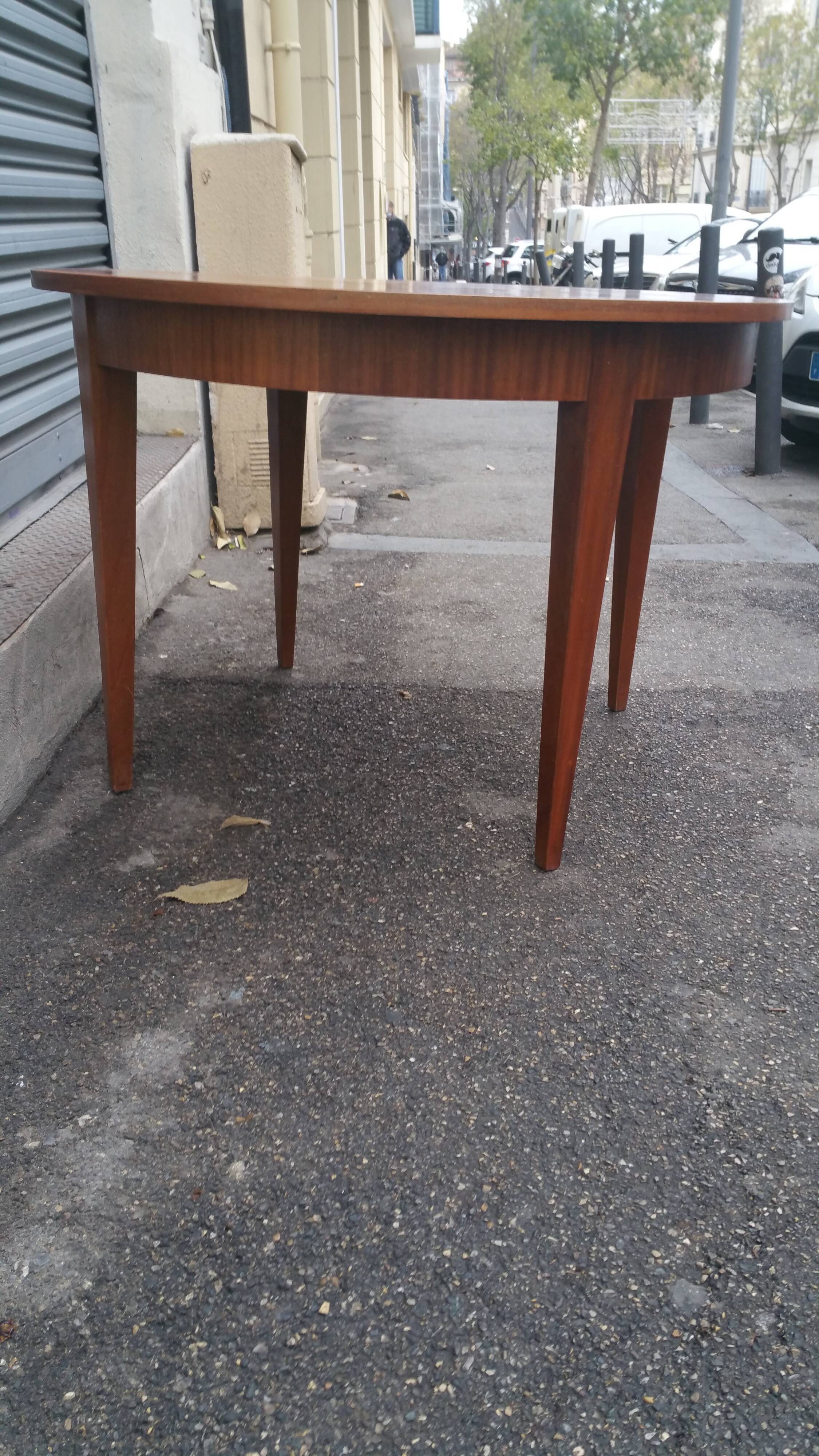 Table scandinave