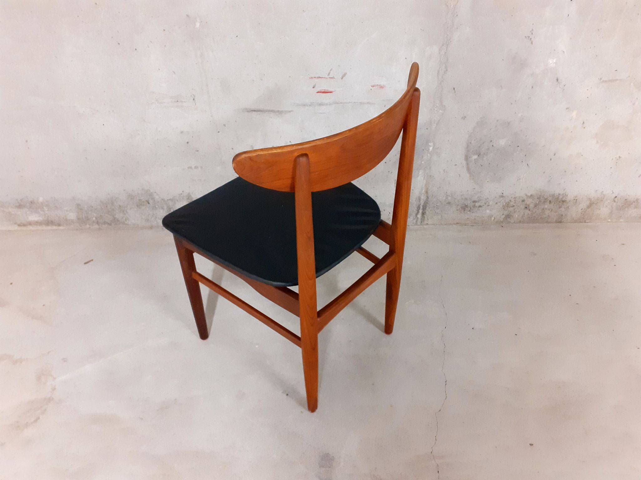 Vintage Danish Scandinavian chair in 60s teak, stamped Dyrlund Denmark