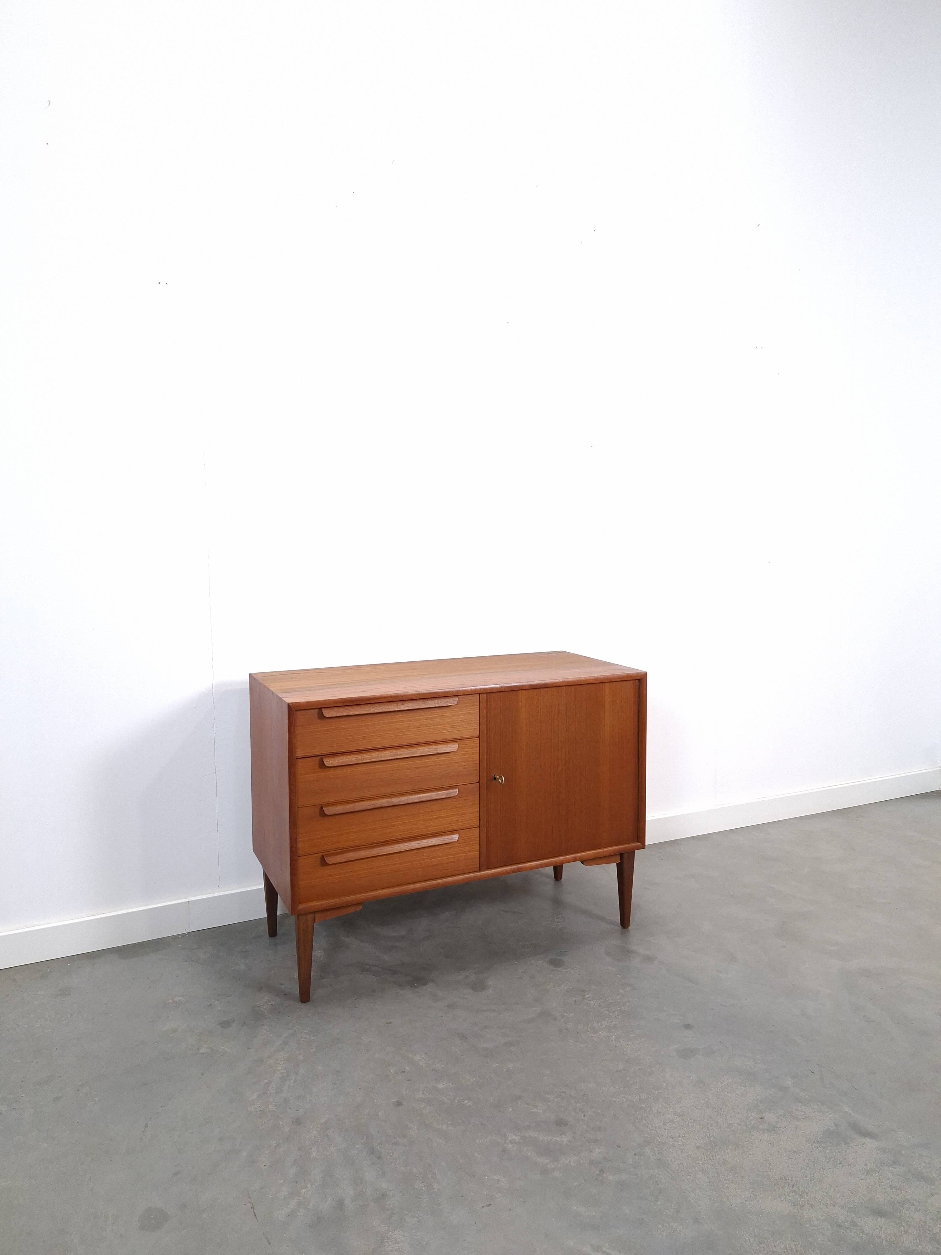 Teak sideboard met 4 lades en houten grepen, Bornhold