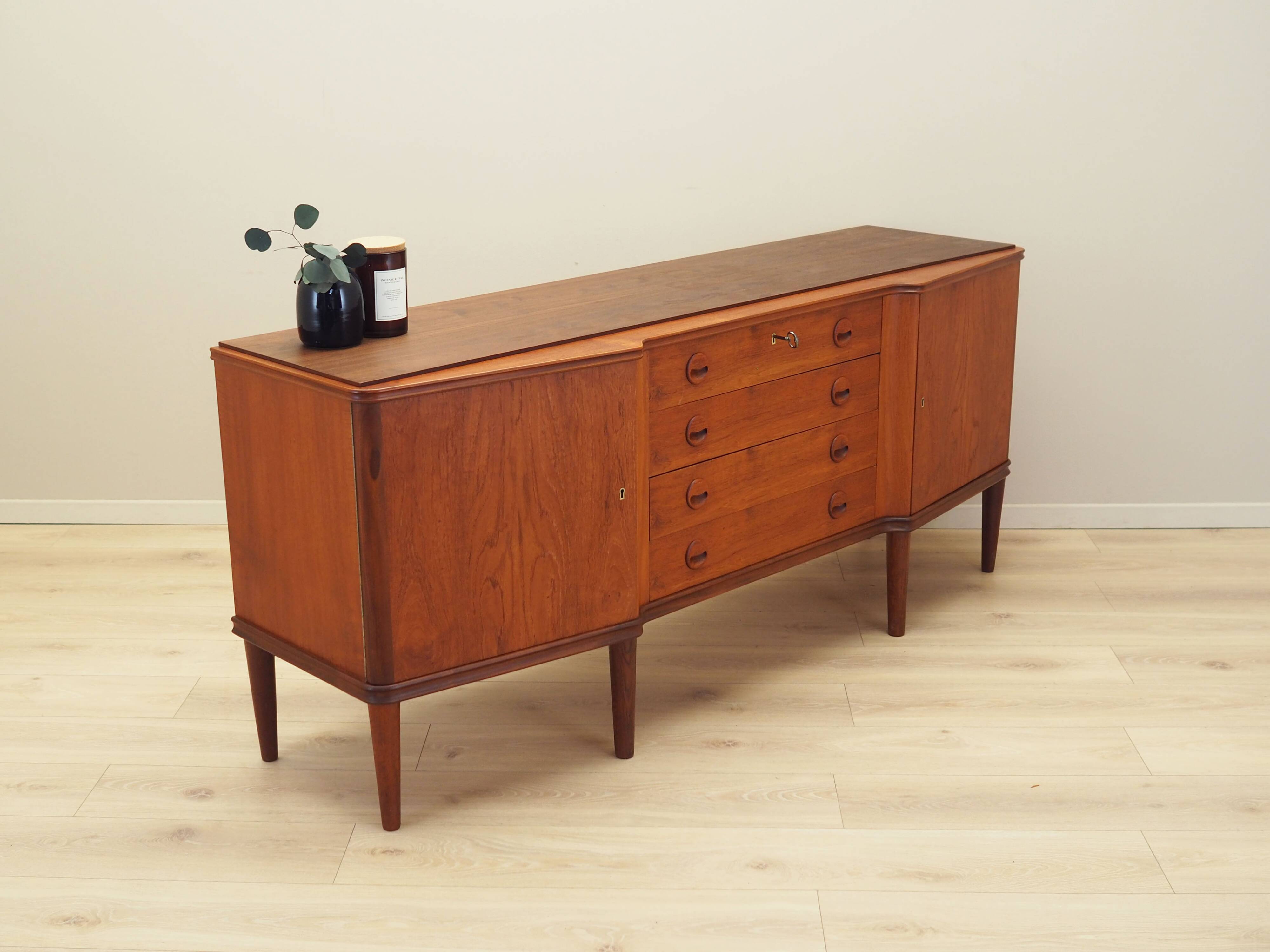 Buffet en teck, design danois, années 1960, production : Danemark
