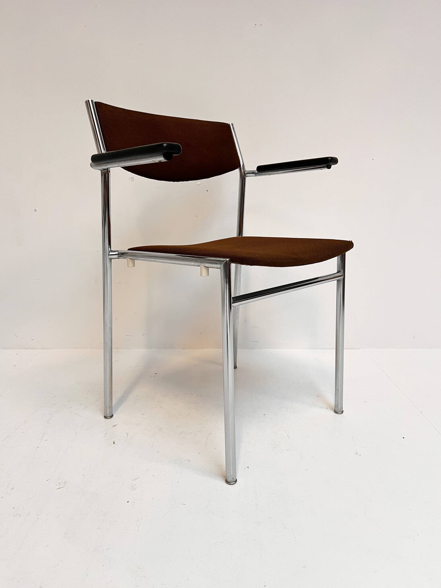 Set of 6 stackable chairs in rust colour by Gijs van der Sluis, 1970s.