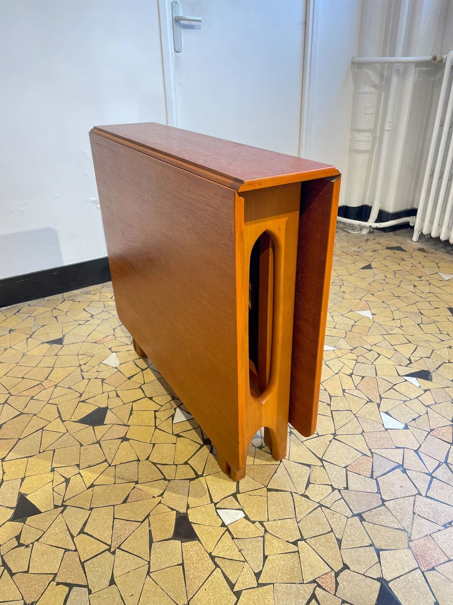 Scandinavian table with flaps