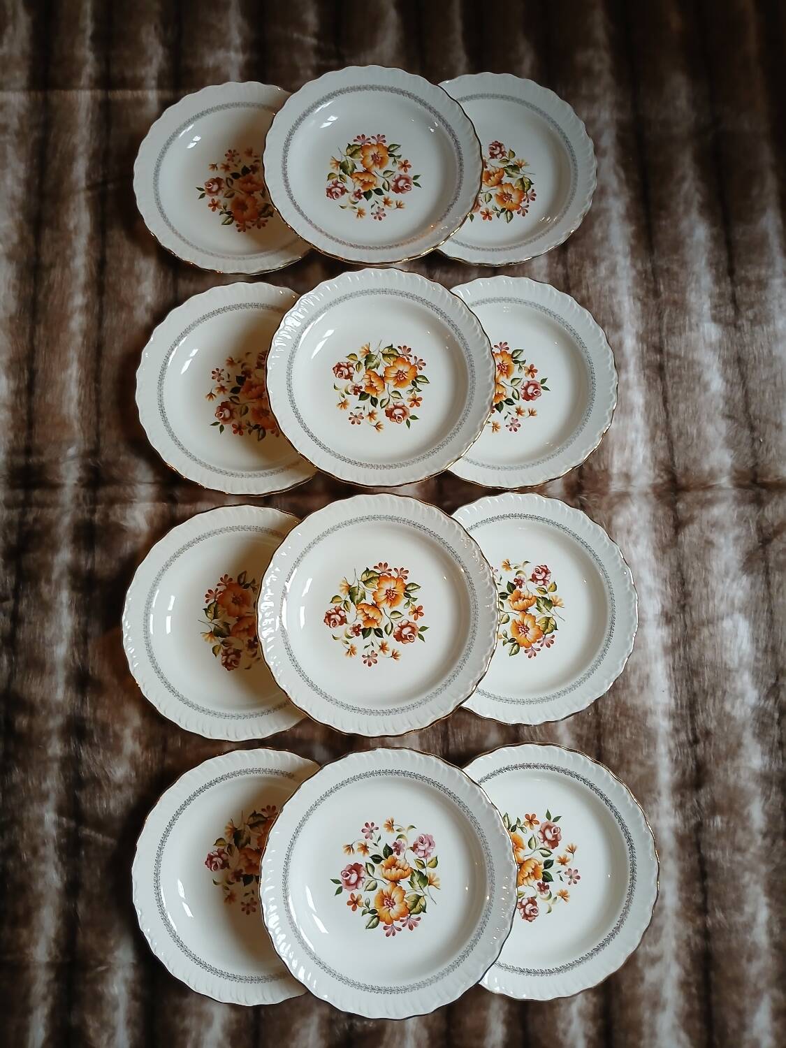 12 assiettes creuses anciennes "Capri "