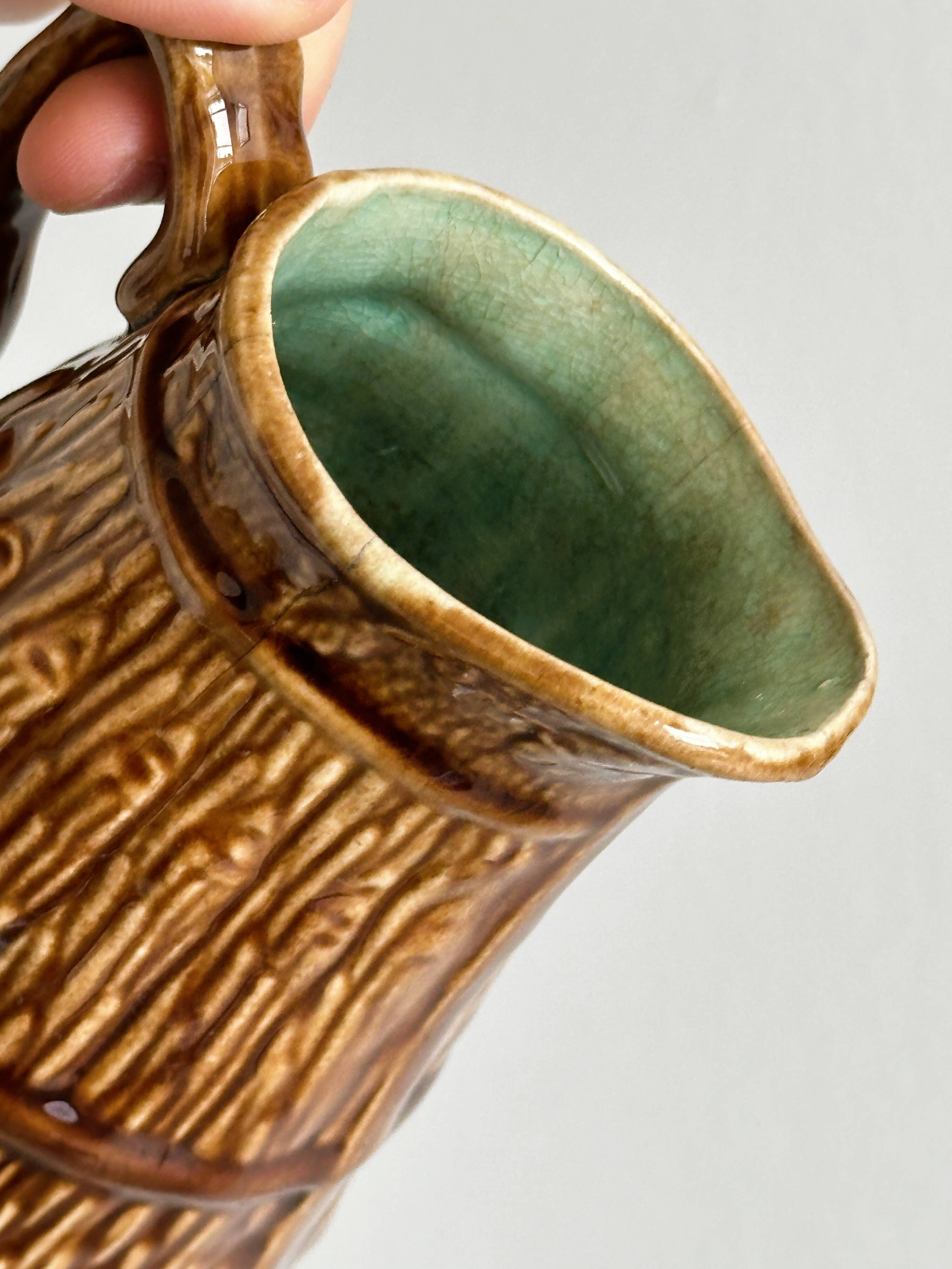 Pot à lait en céramique marron.