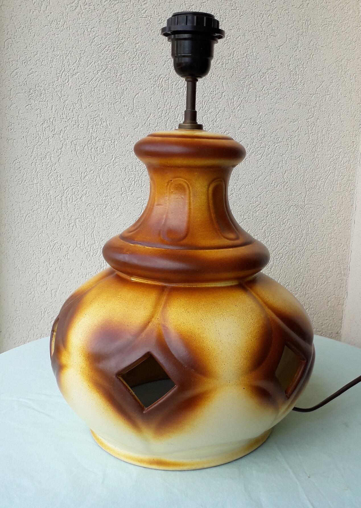 Ceramic lamp base