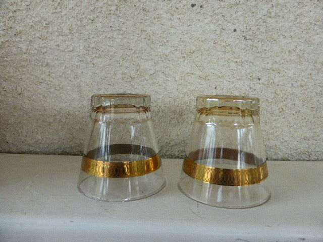 5 drinks a cocktail vintage 1950, edged gold and each Fund has a different color