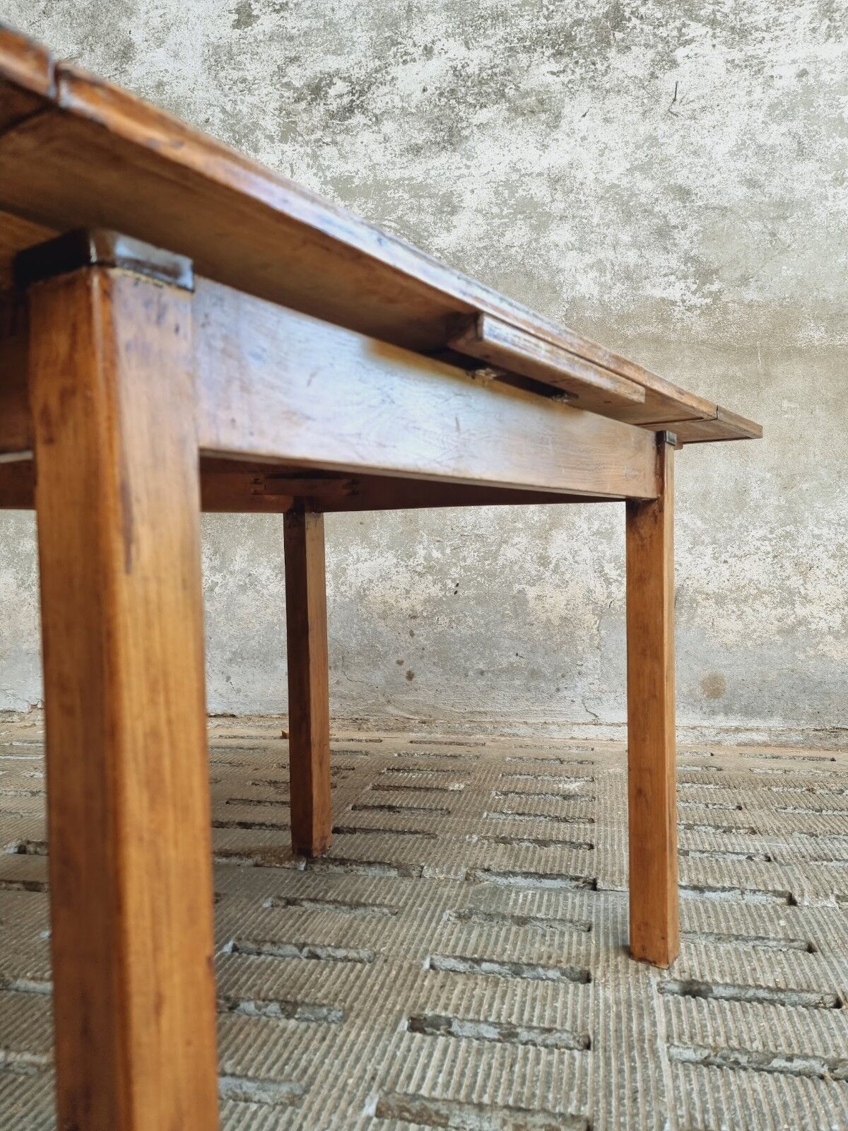 Dining table extendable