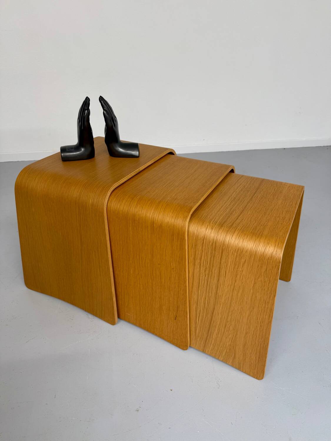 Set of 3 nesting coffee tables in thermoformed wood, 80s design