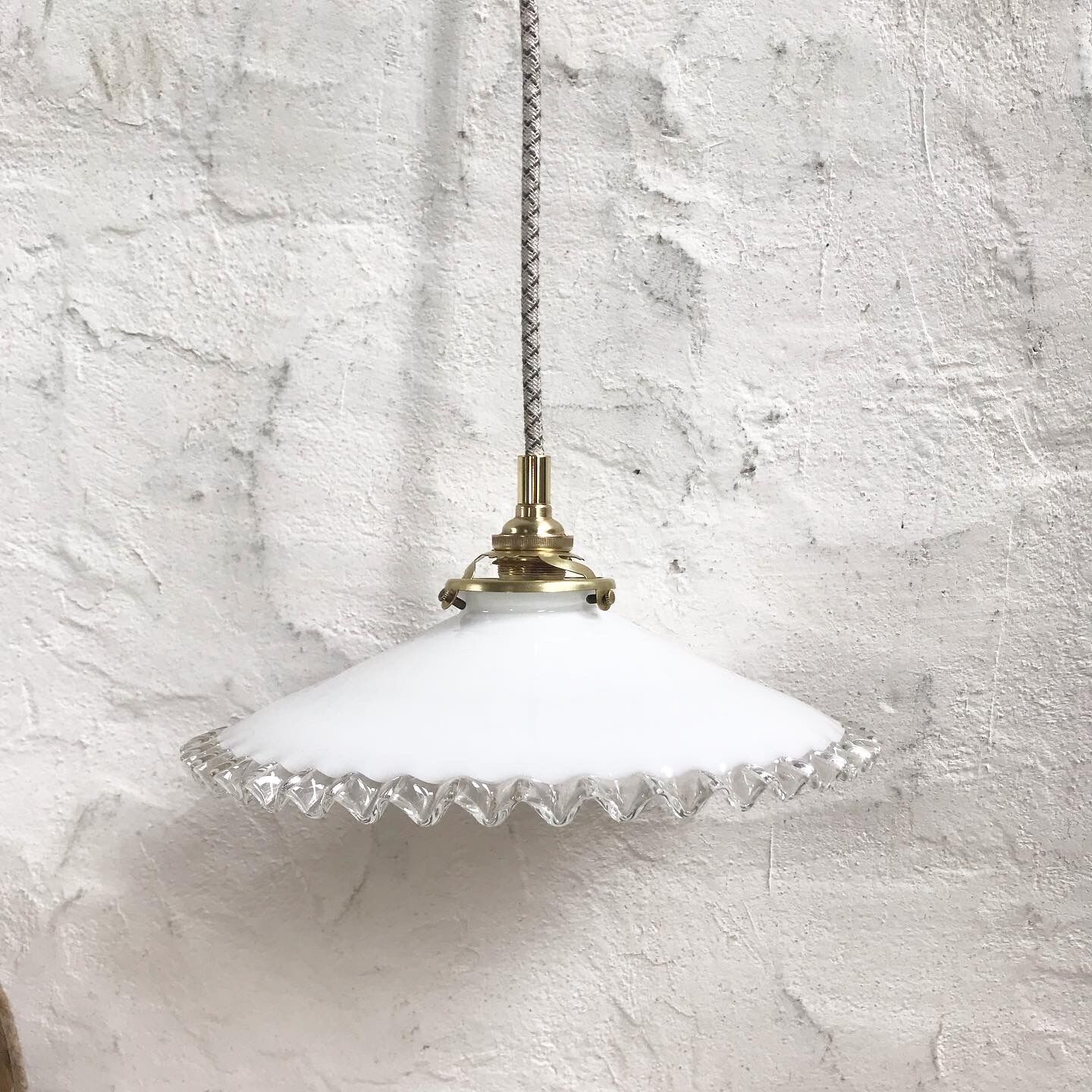 Serrated opaline suspension