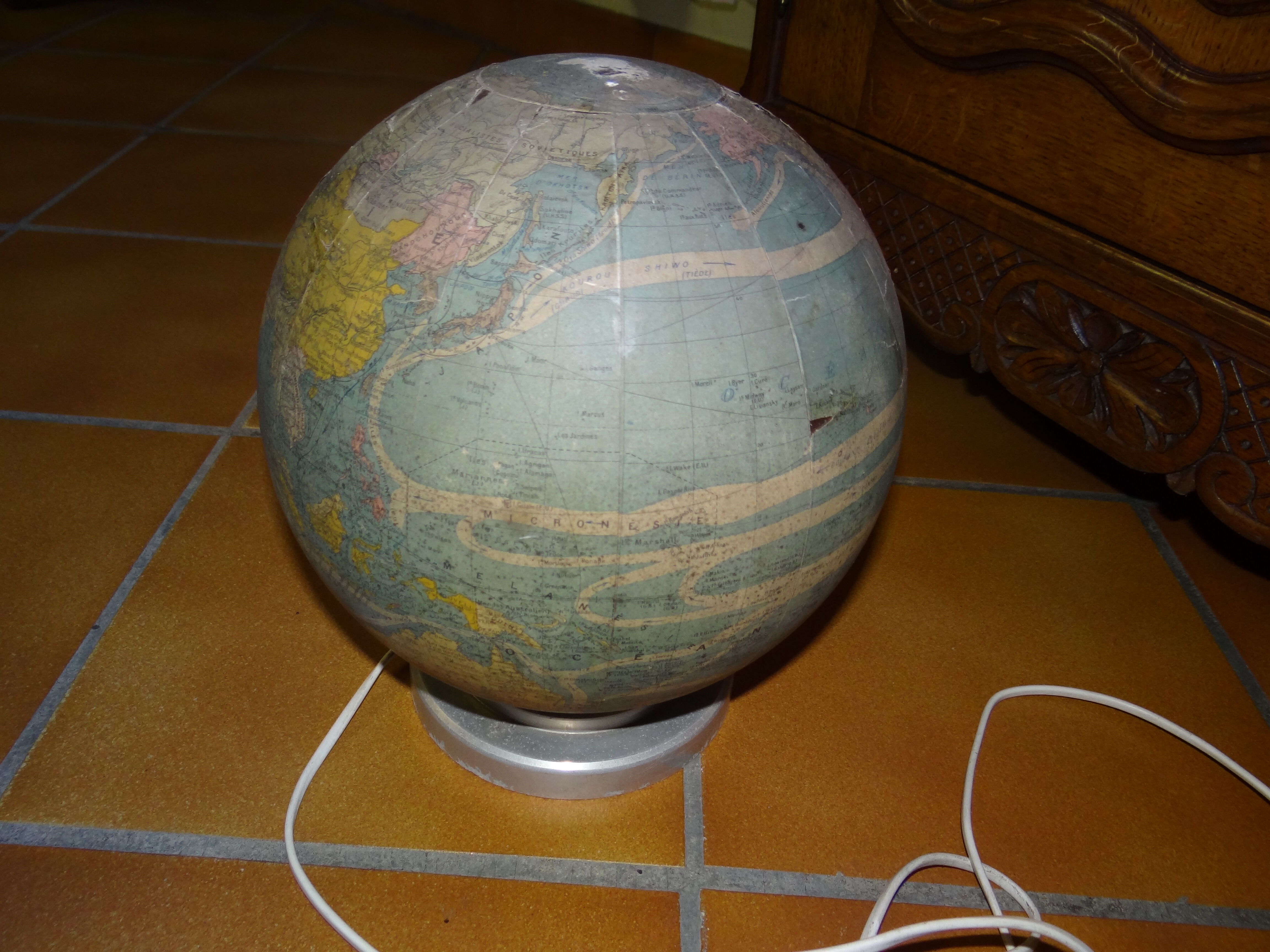 Perrina 1950 glass globe