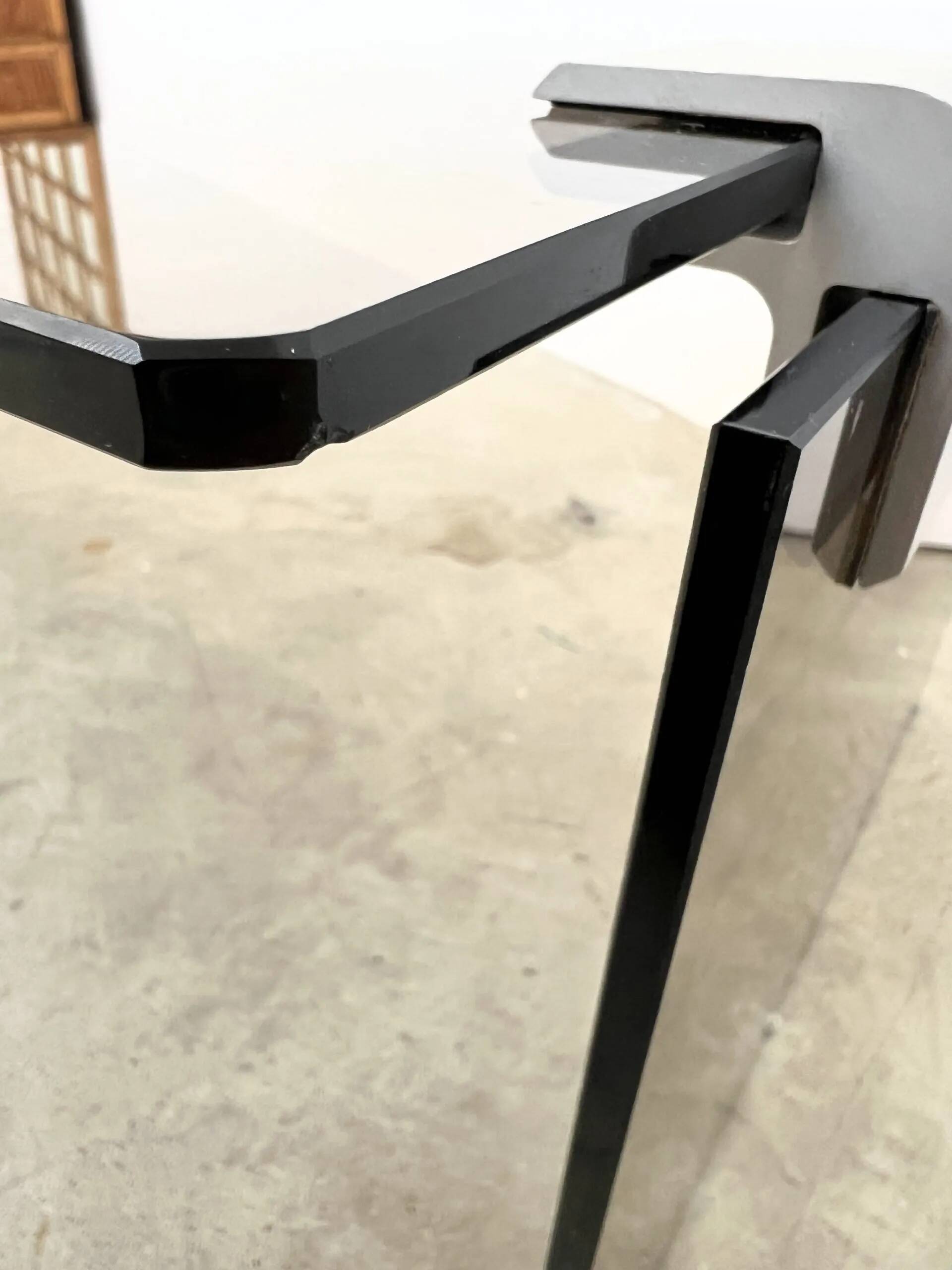 Table basse minimaliste 70s – verre bronze & alu