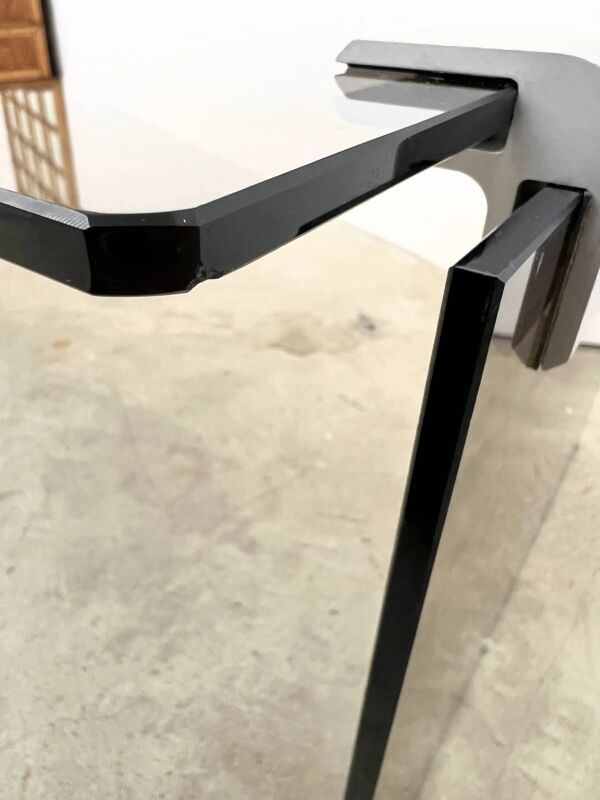 Table basse minimaliste 70s – verre bronze & alu