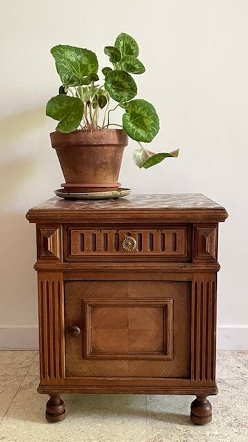 Table de chevet ancienne en bois et marbre
