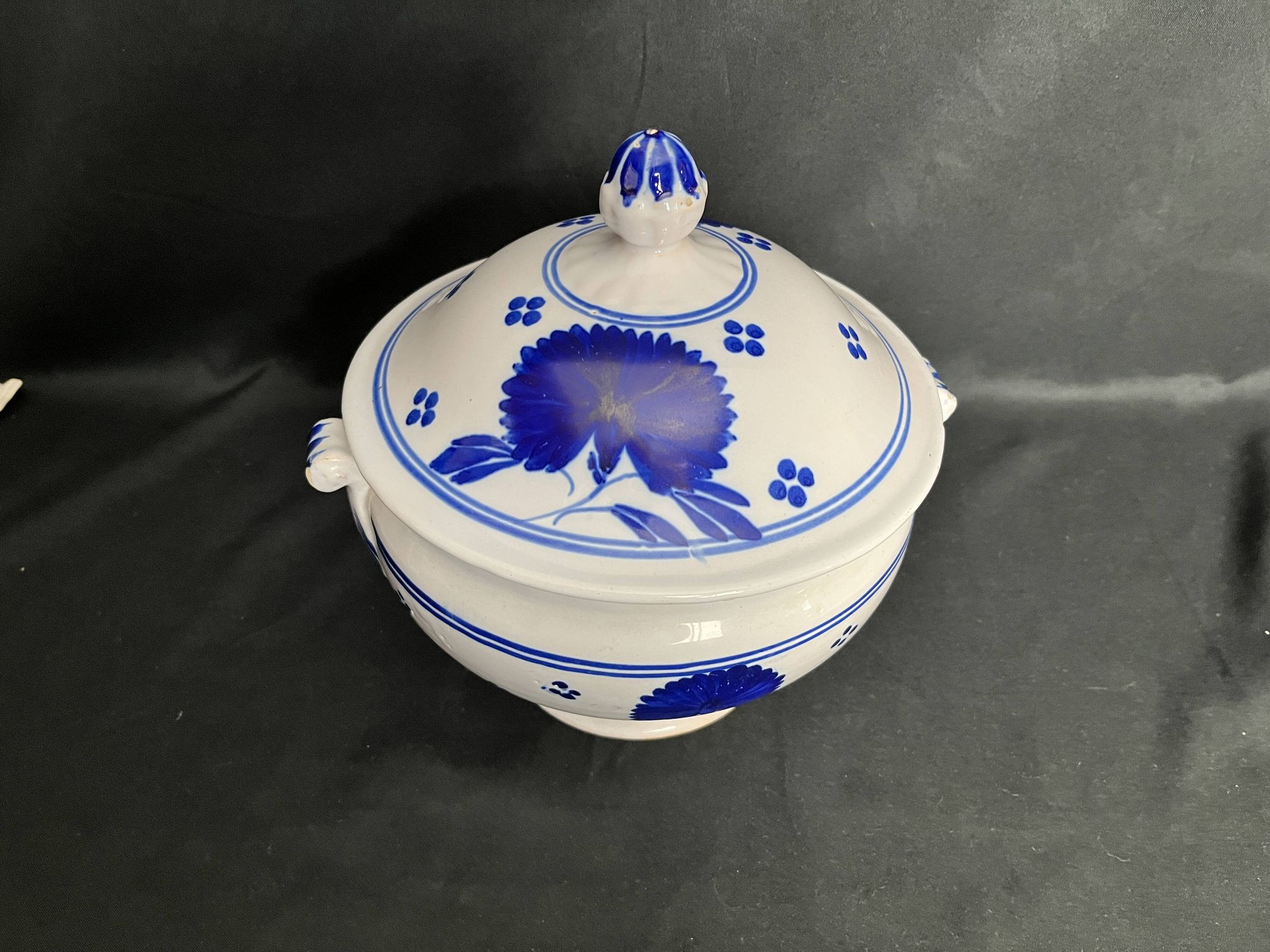 Lunéville, soupière en faïence à décor bleu fin XIXème