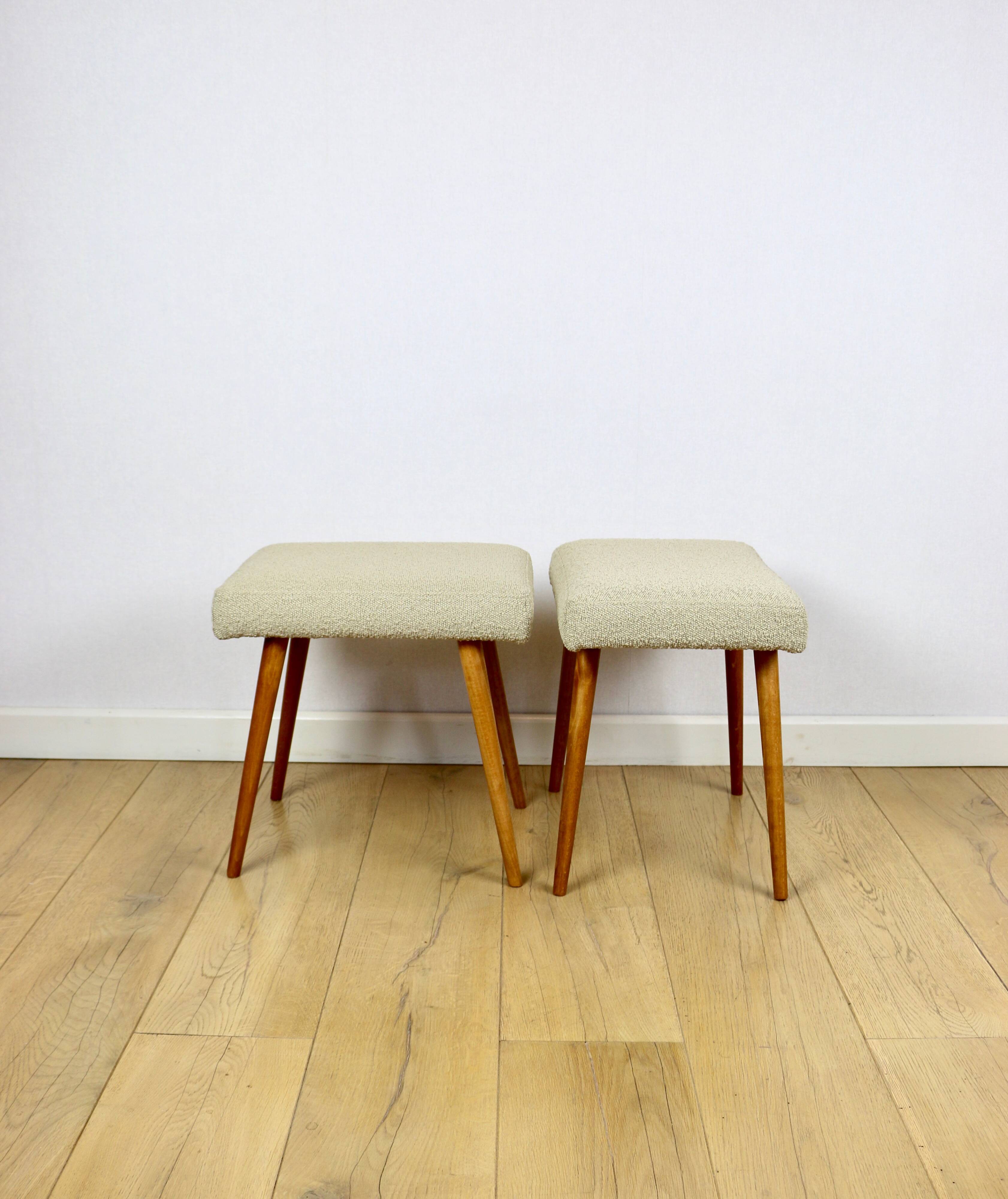 Tabouret en bouclé beige - pieds ronds en hêtre - 2 pièces disponibles
