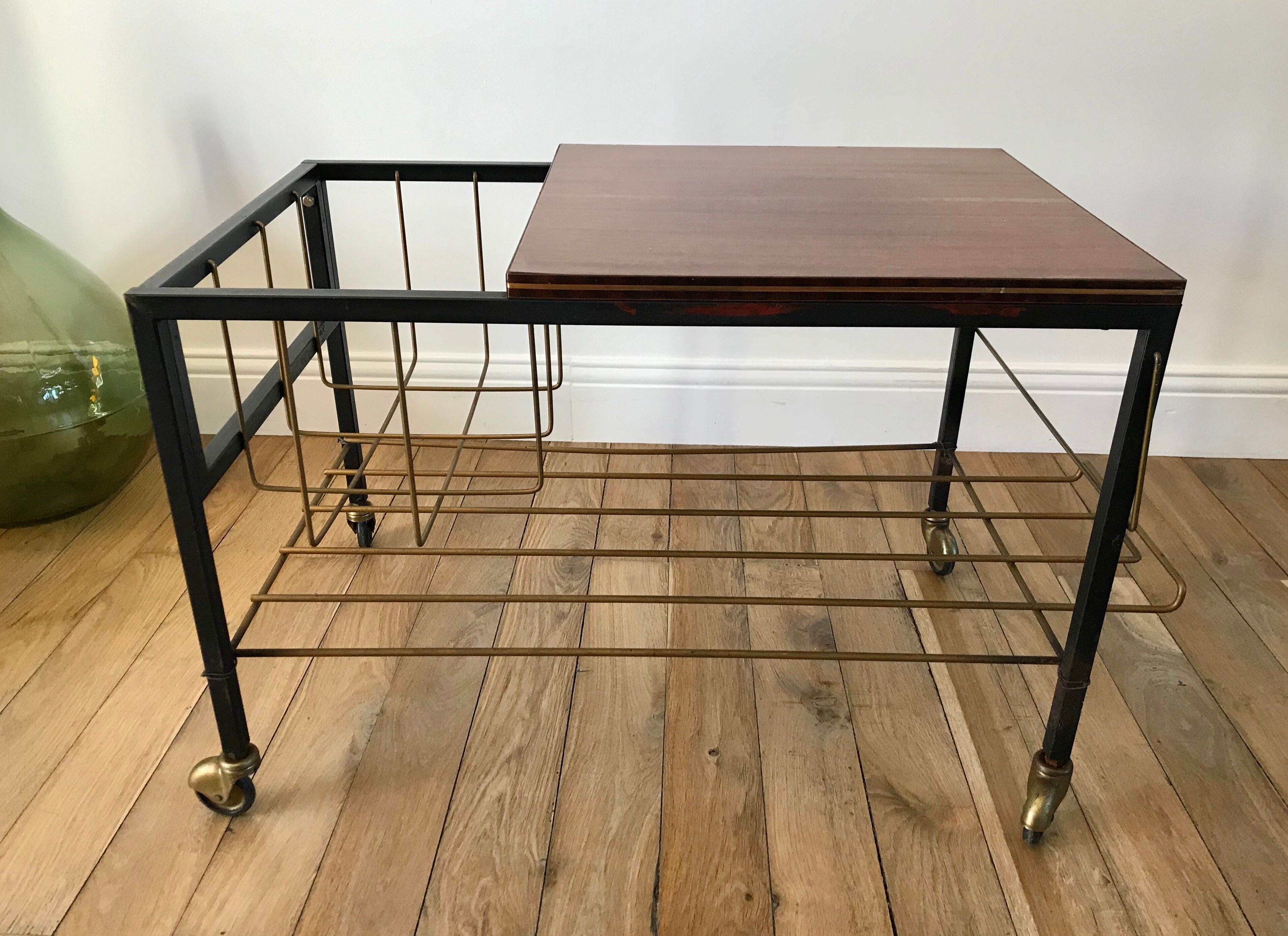 Range-vinyl service in formica and brass 70s