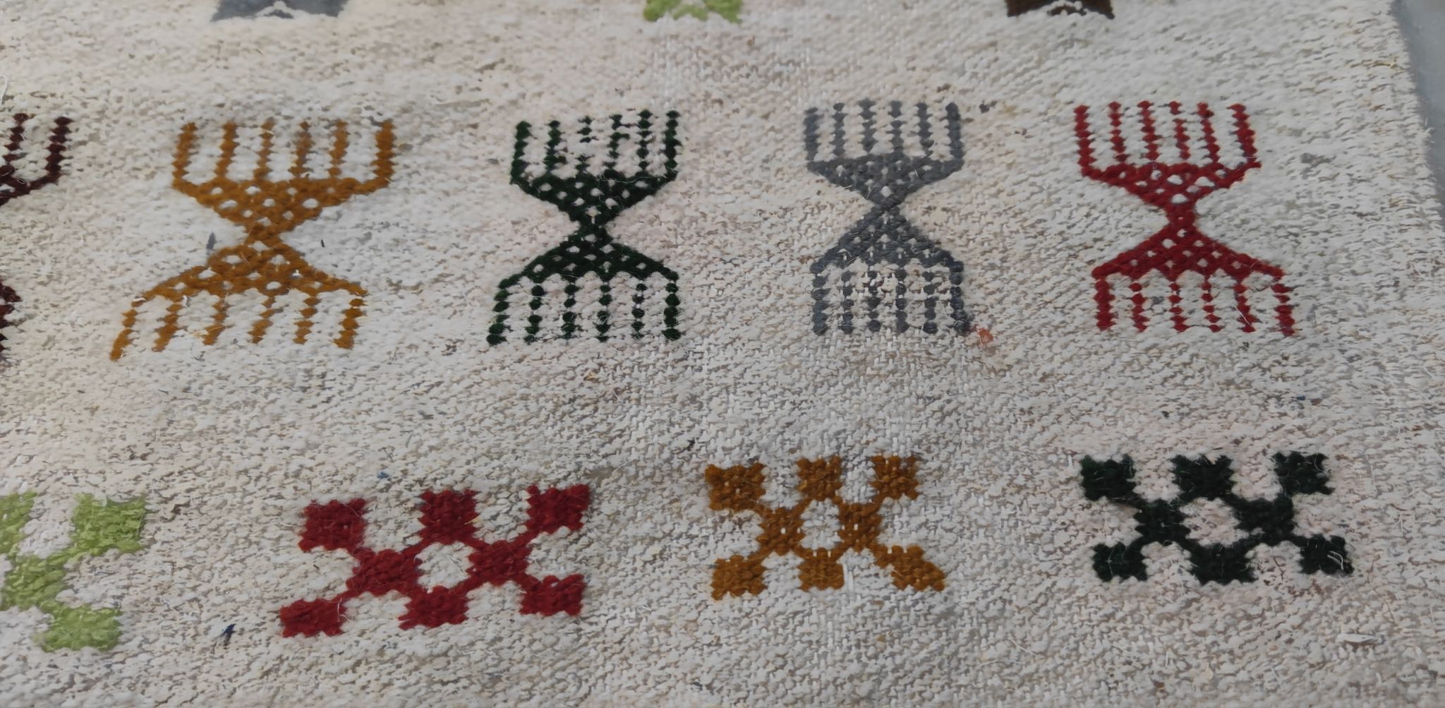 Tapis blanc à motifs berbères multicolores fait main