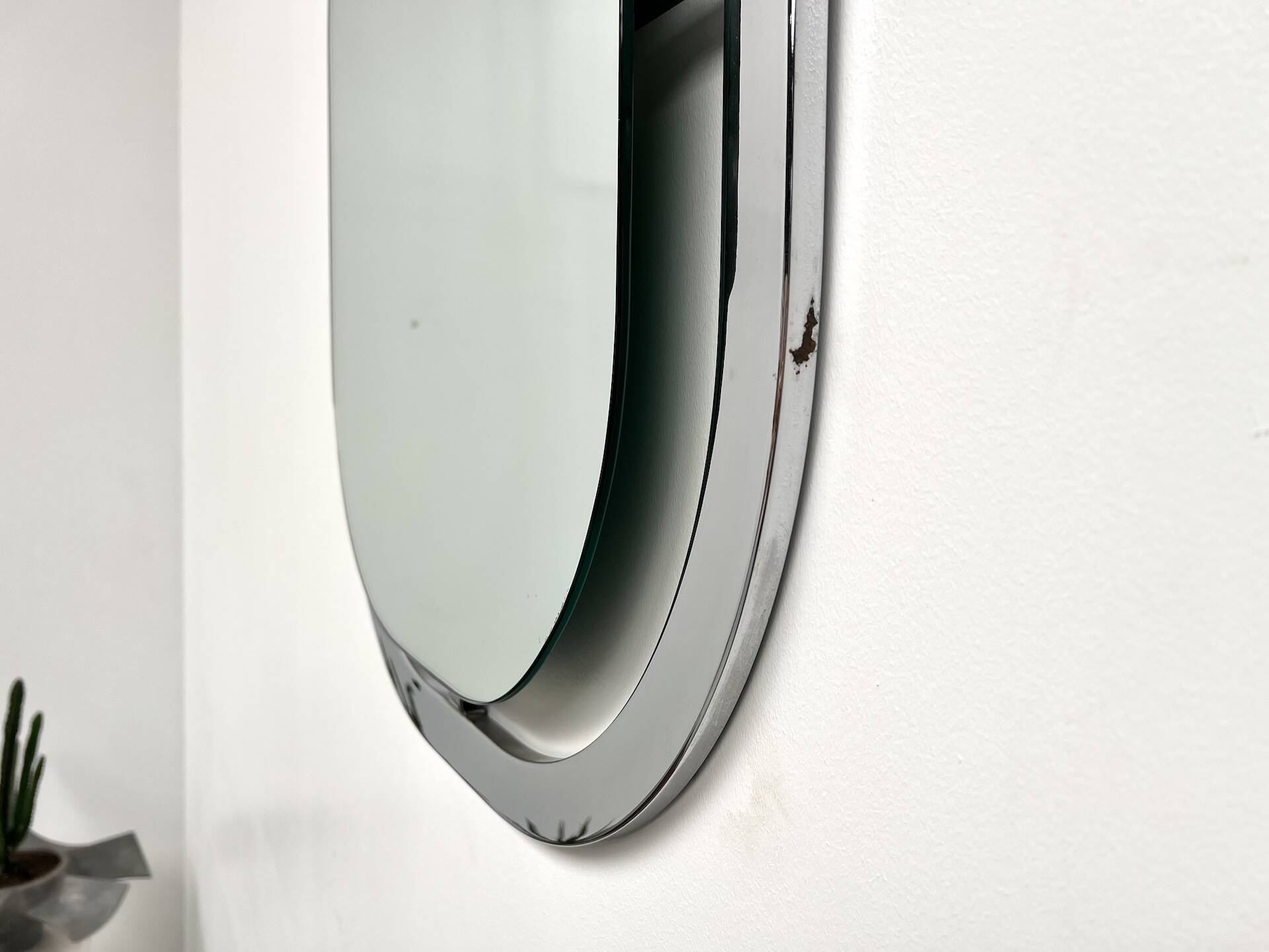 Bauhaus mirror in chrome-plated steel