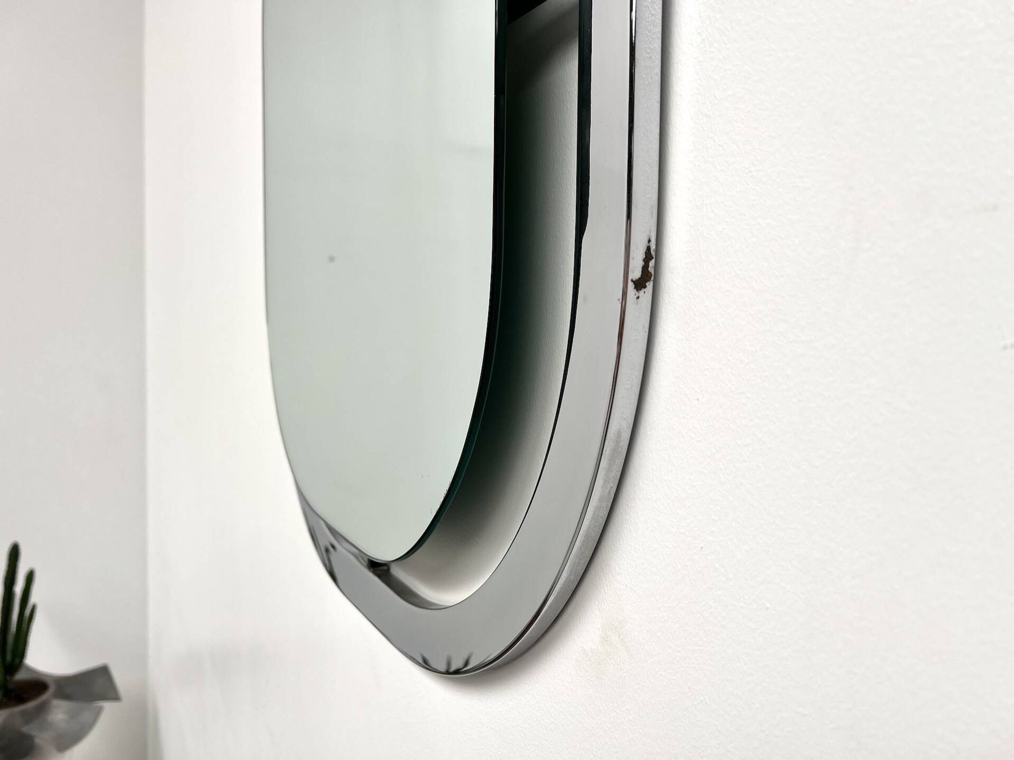 Bauhaus mirror in chrome-plated steel