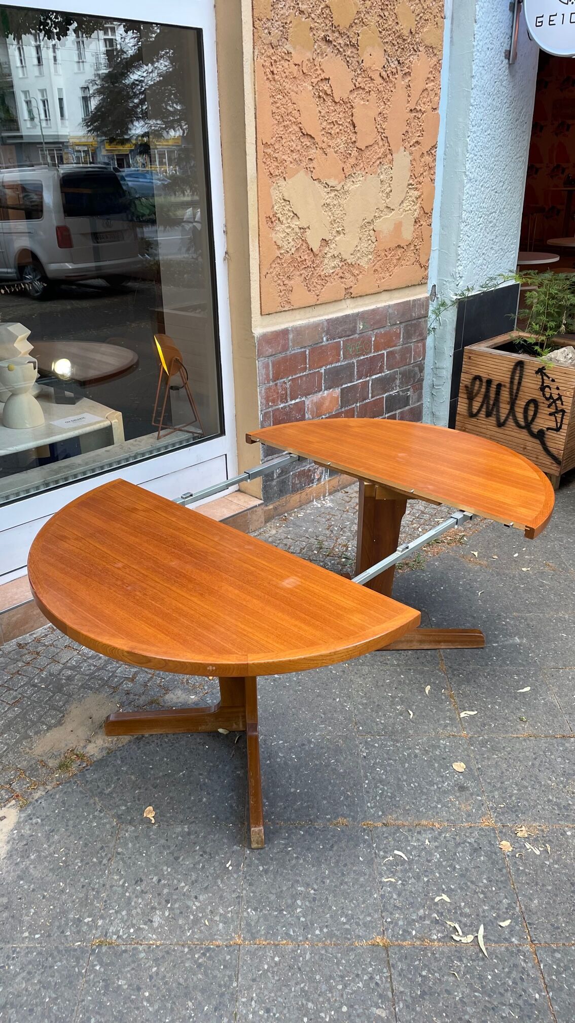 Extendable round table in teak from the 60s with two extensions
