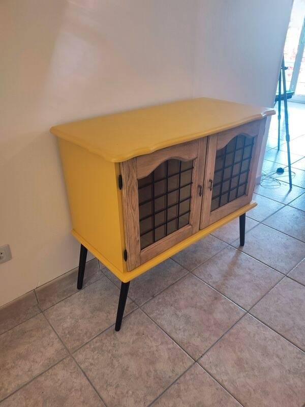 Joli petit buffet vintage jaune et noir avec portes vitrées