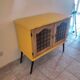 Joli petit buffet vintage jaune et noir avec portes vitrées