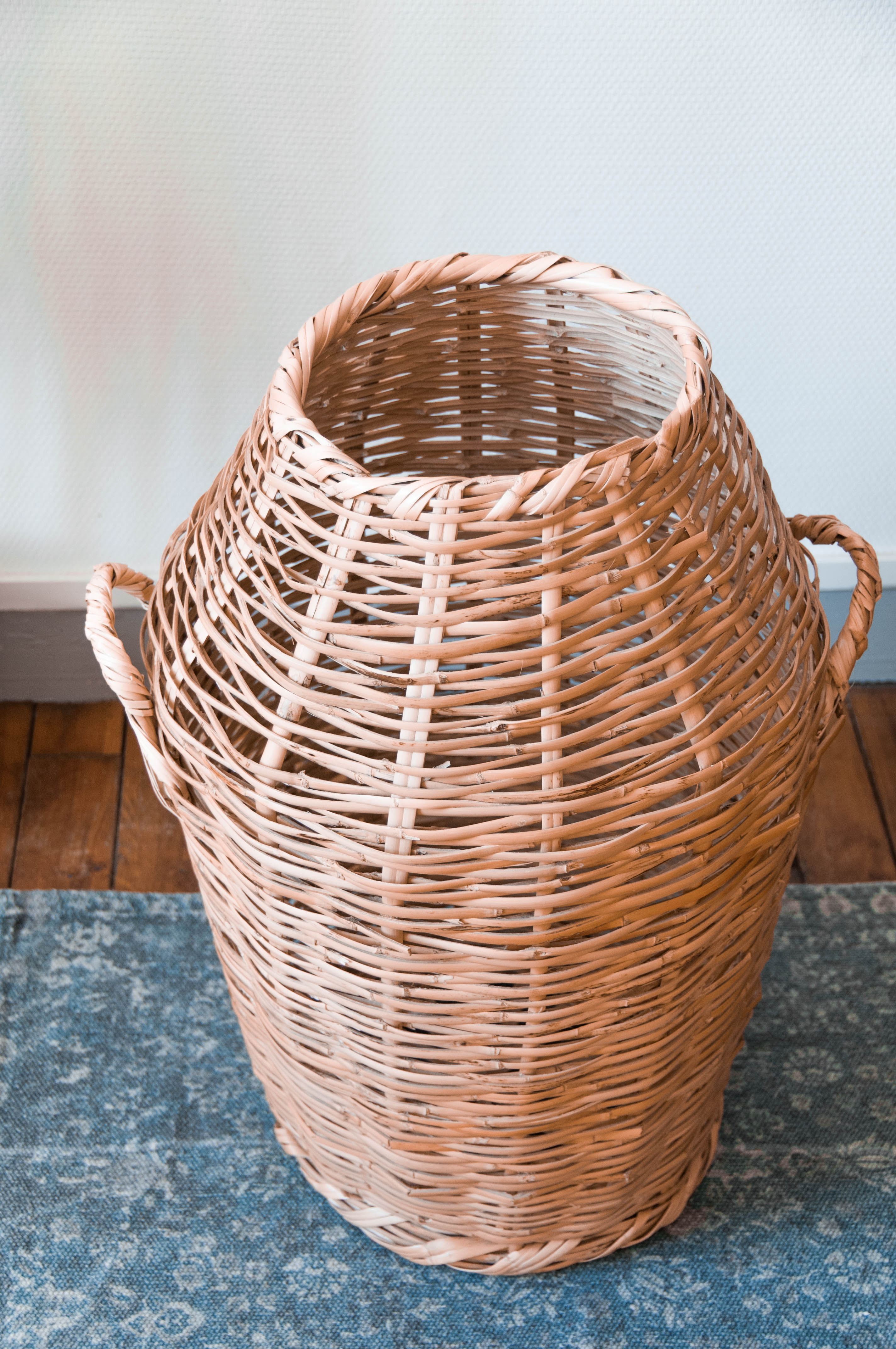 High wicker pan with handles