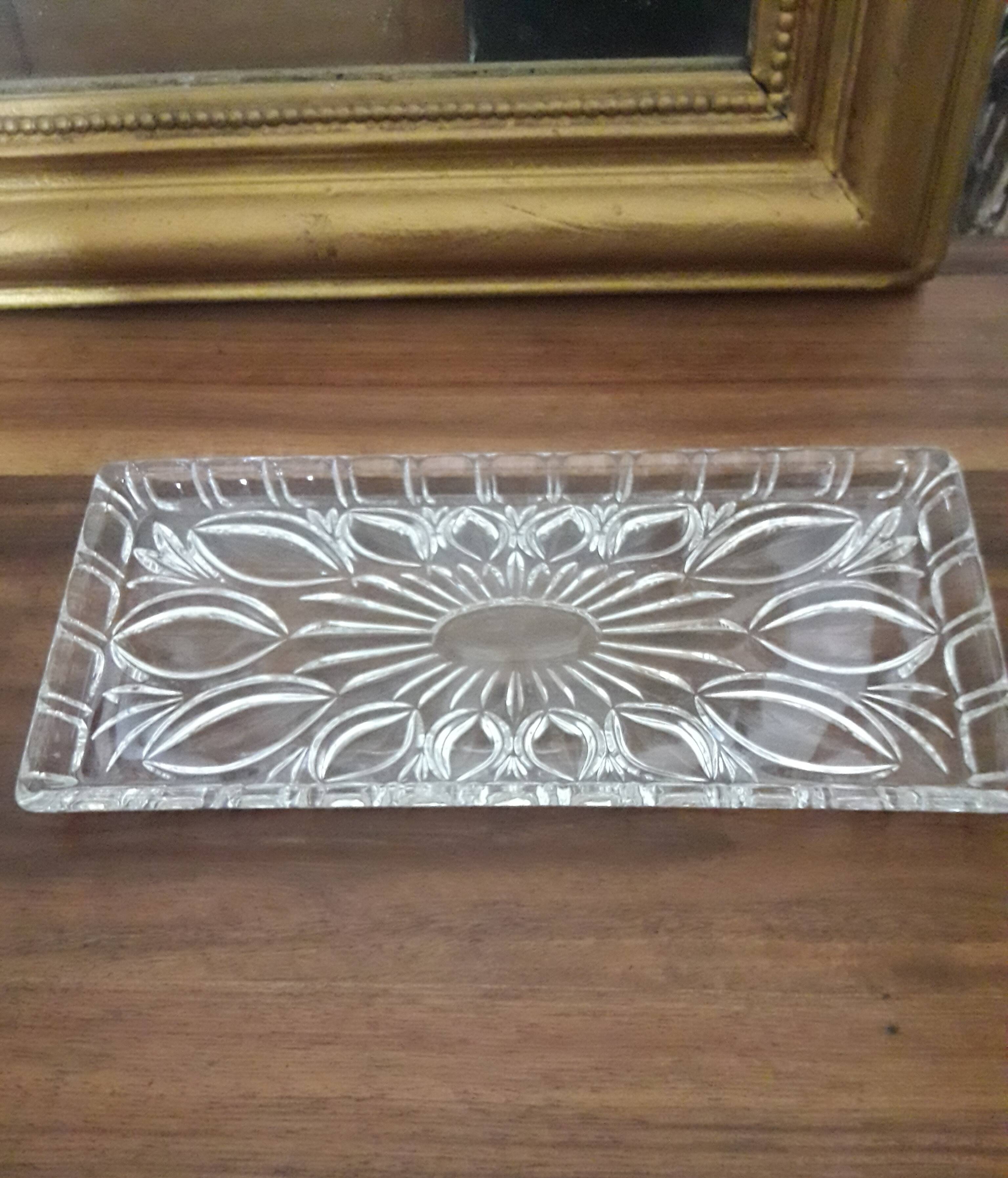 Chiseled glass cake dish