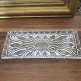 Chiseled glass cake dish