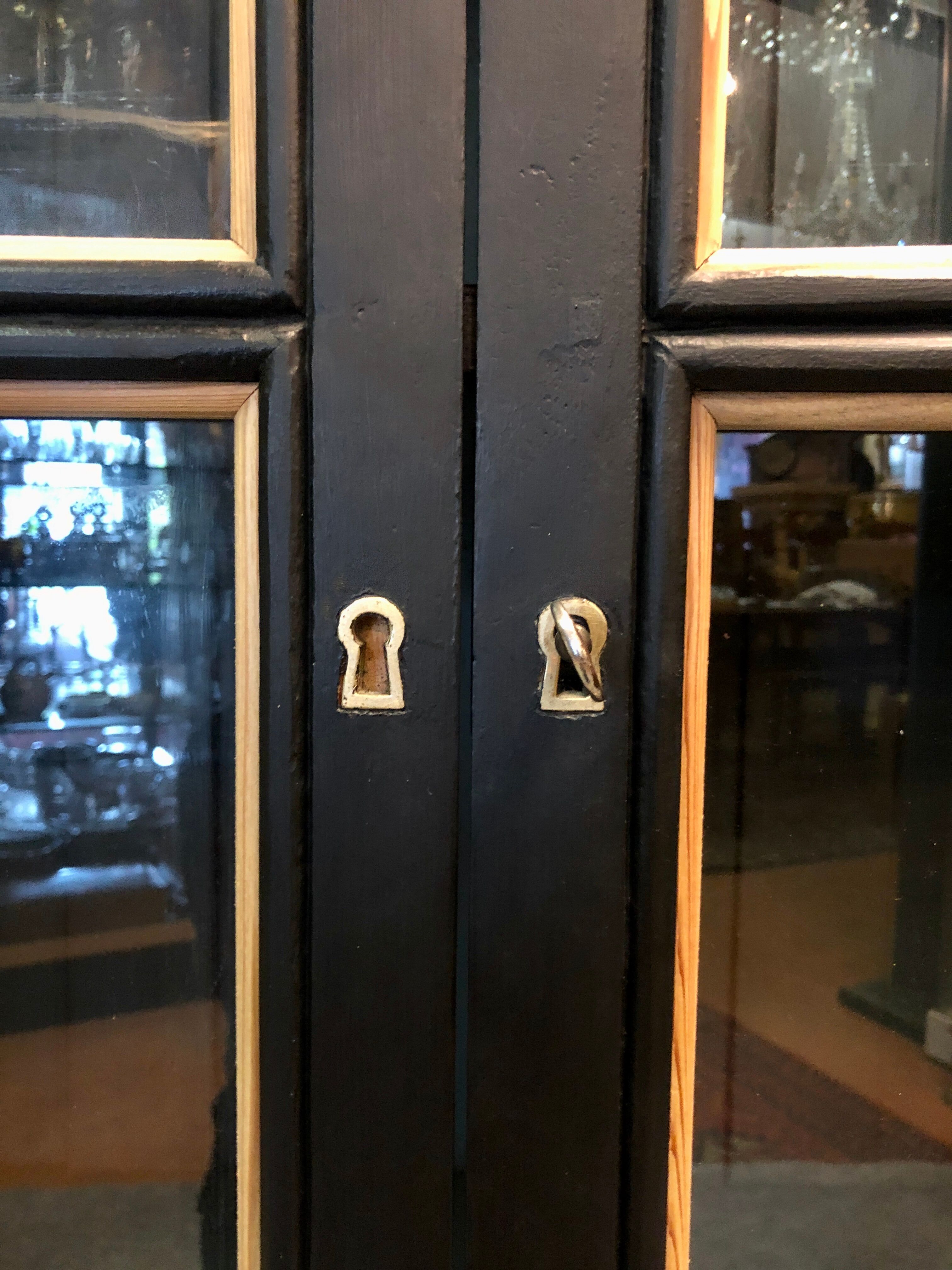 Vitrine noire. Travail d’ébéniste, XXe siècle