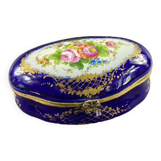 Boite à bijoux bonbonnière ovale porcelaine Paris Sèvres décor floral Régence