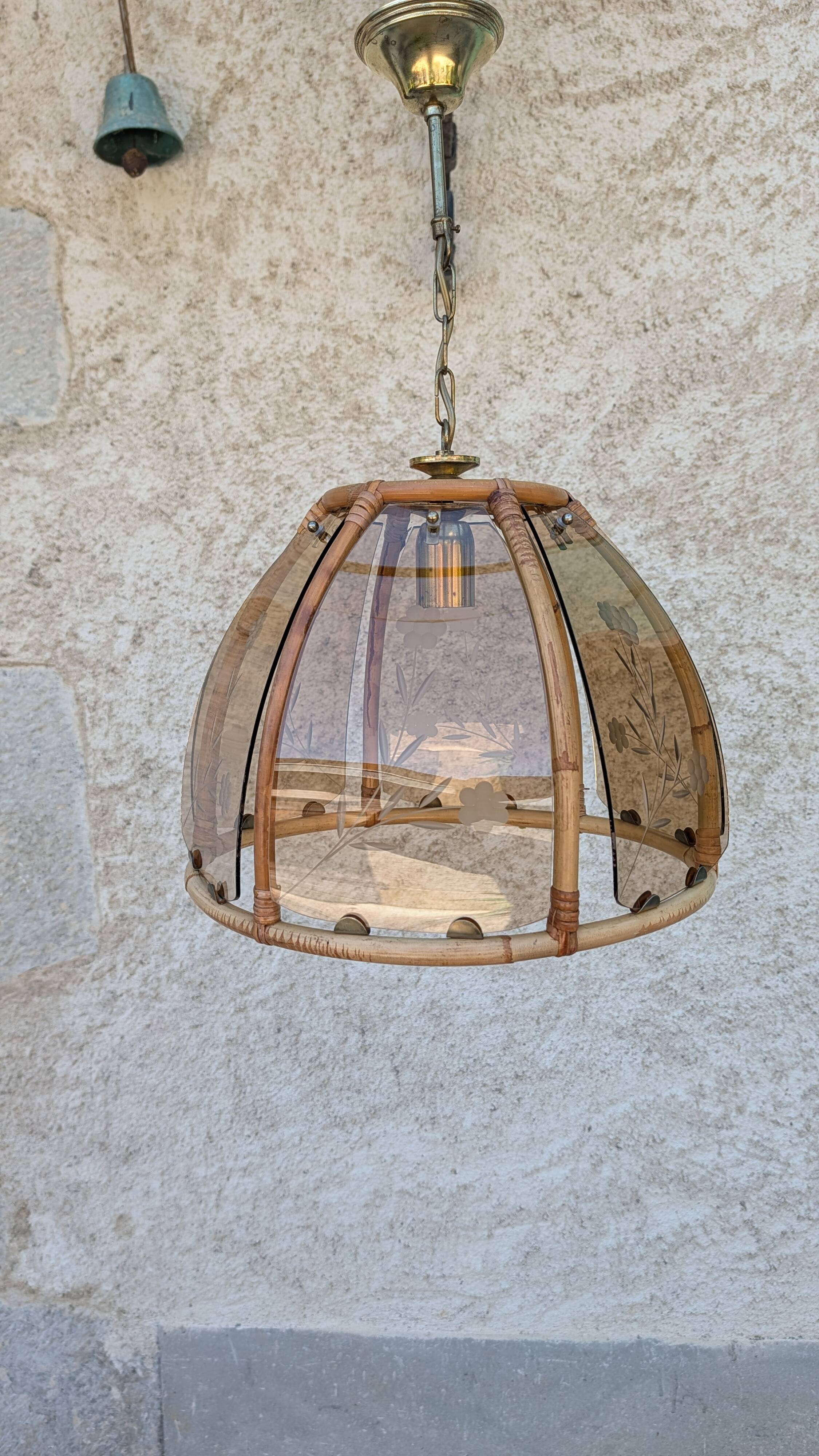 Suspension vintage rotin et verre fumé gravé – années 70